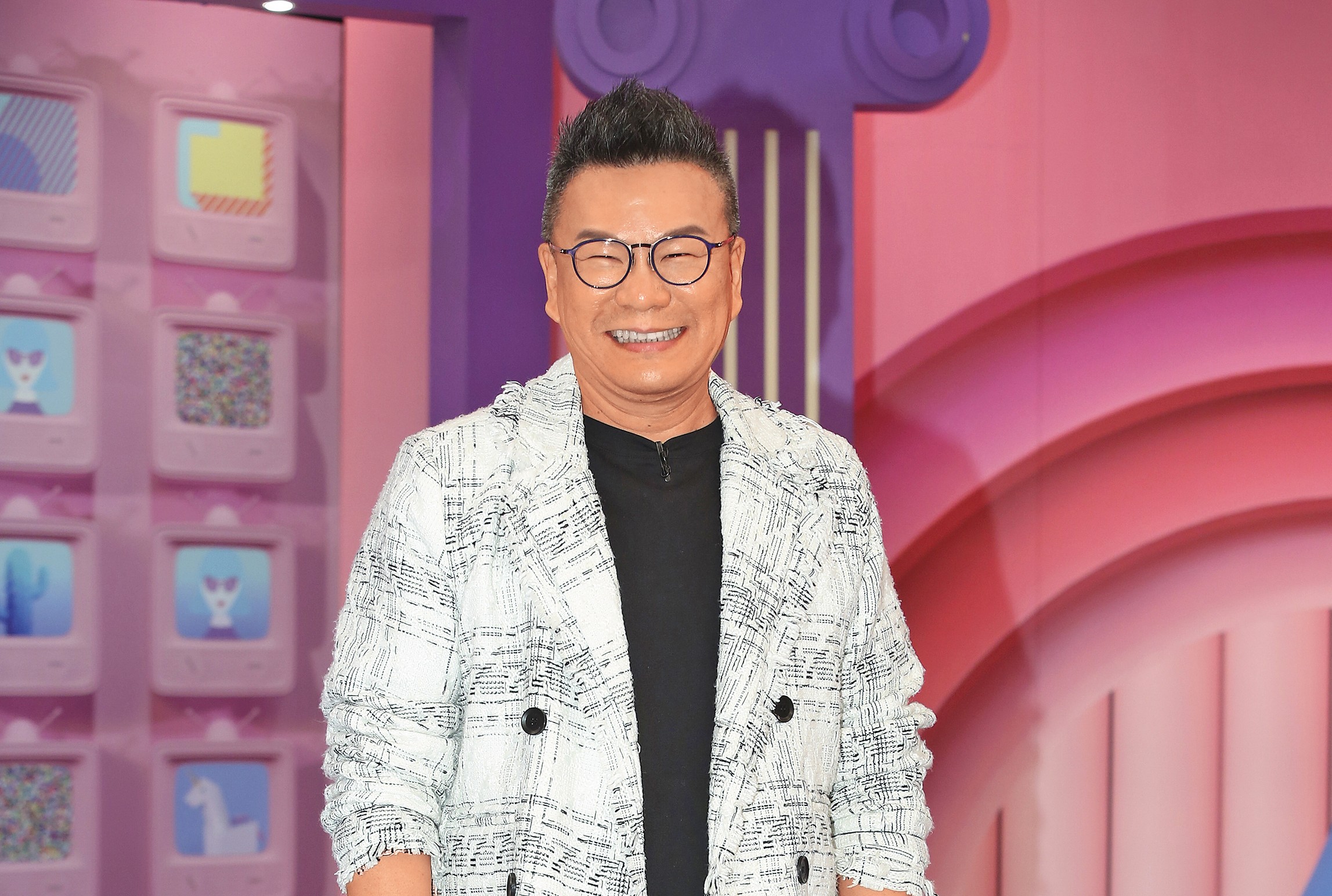 沈玉琳現身《哈囉你有事嗎？》開棚記者會，有人估算他巔峰時期掌握多個節目製作與主持，加上業配、代言與其他商業分潤，還有尾牙、春酒、通告與長期合作，年收入上看七千萬元，累積資產早已破億。