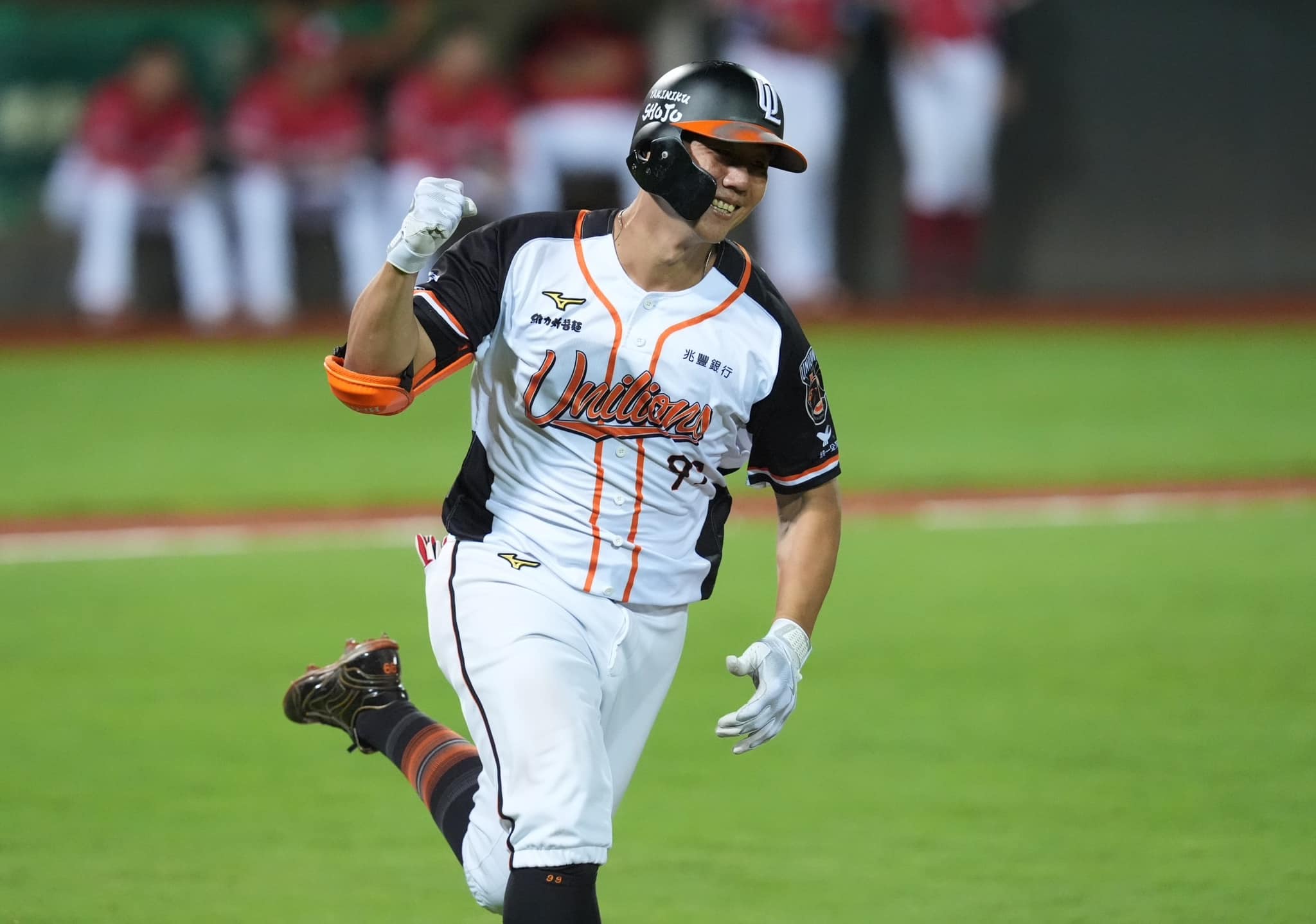 林益全近日出版新書，除歷細數十餘年職棒球員生涯，也提及當年效力富邦悍將時期球隊的內部紛爭。（翻攝自林益全臉書）