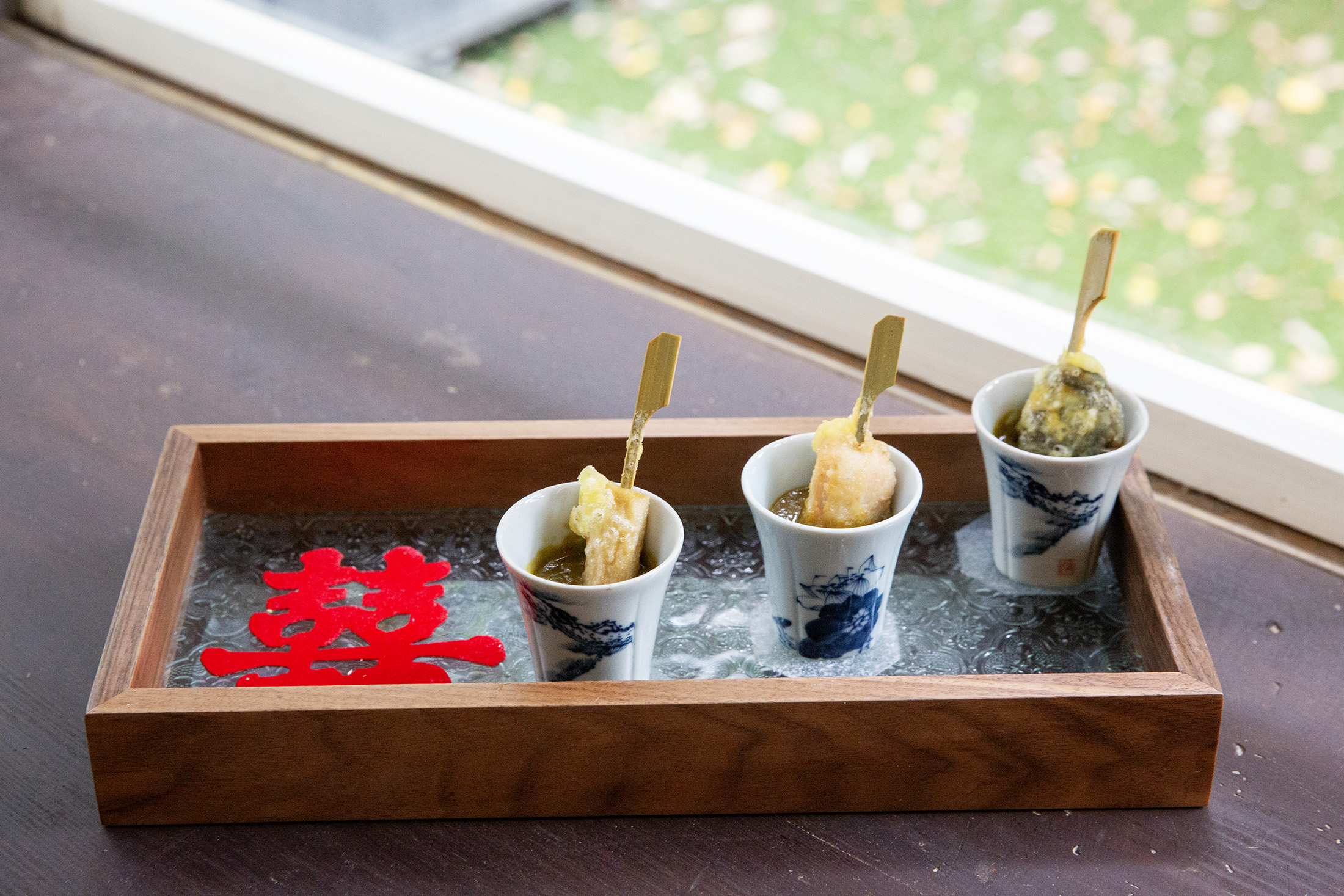 「三元及第」將三杯雞拆解為杏鮑菇、雞腿、皮蛋的味覺對話,挑戰食客對經典菜色的想像。(晚餐套餐菜色2,680元/人)