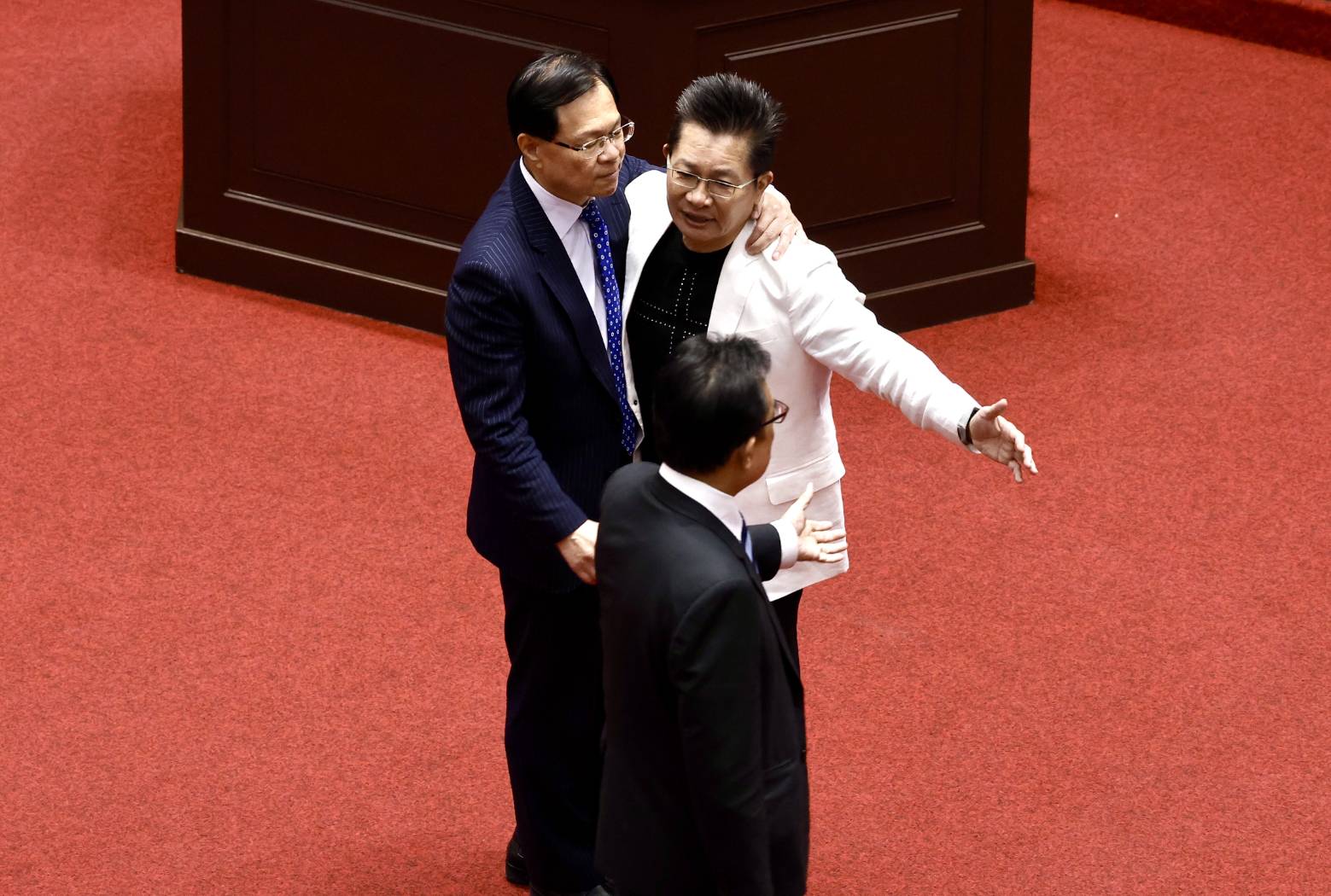吳春城辭立委,與同黨立委張啓楷擁抱。