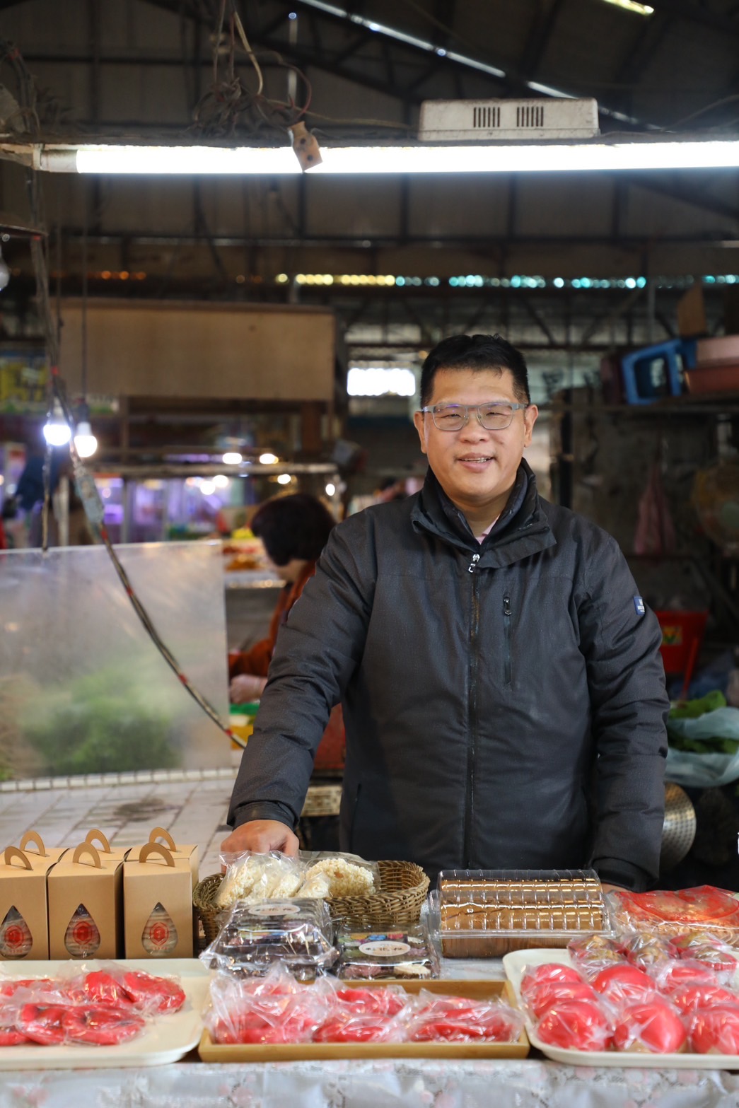 第二代老闆蔡育宗不僅承繼了老店技藝，包含各種糕餅文化知識都能舉十知九。 