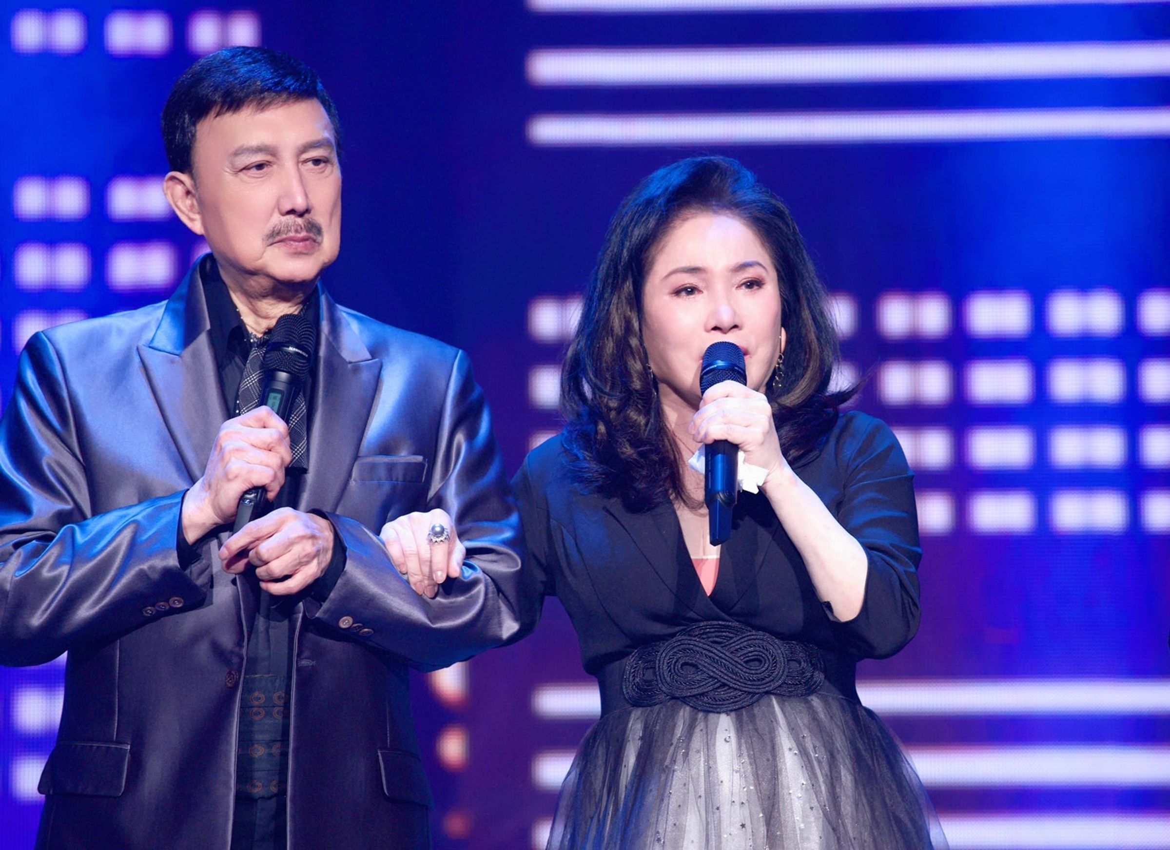 藍寶石歌廳的重要藝人余天(左)與李亞萍(右)曾登上2023年《真愛秀.藍寶石大歌廳》舞台。(高流提供)