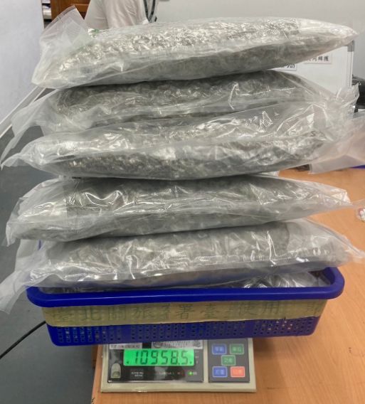 該批欲走私入境的大麻重達約11公斤。（航警局提供）