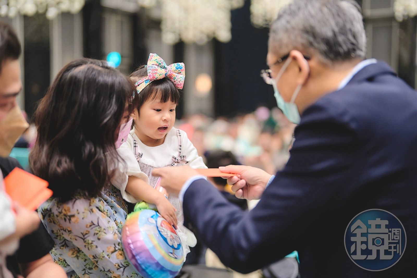 長輩最愛打招呼問句之一,就是拿出「我抱過你」這句話來開場。(示意圖,本刊資料照)