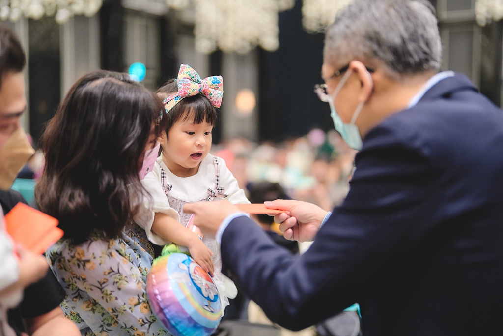 長輩最愛打招呼問句之一，就是拿出「我抱過你」這句話來開場。（示意圖，本刊資料照）