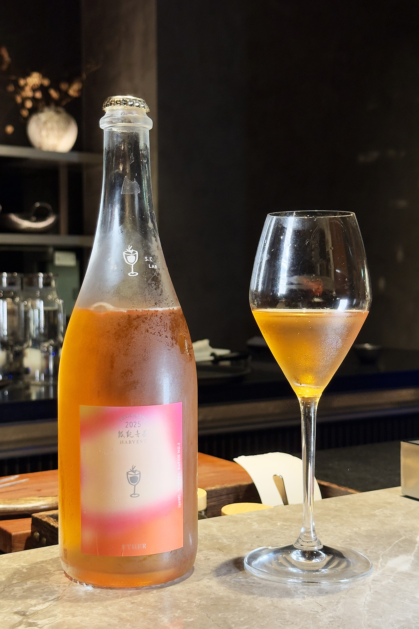 午間套餐的推薦飲品包括本地產氣泡茶，以木柵自然農法栽種與製作的「蘋果鐵觀音」，自然酸甜的水果與氣泡口感，加上茶香，非常適合搭配肉類。（780元／瓶）