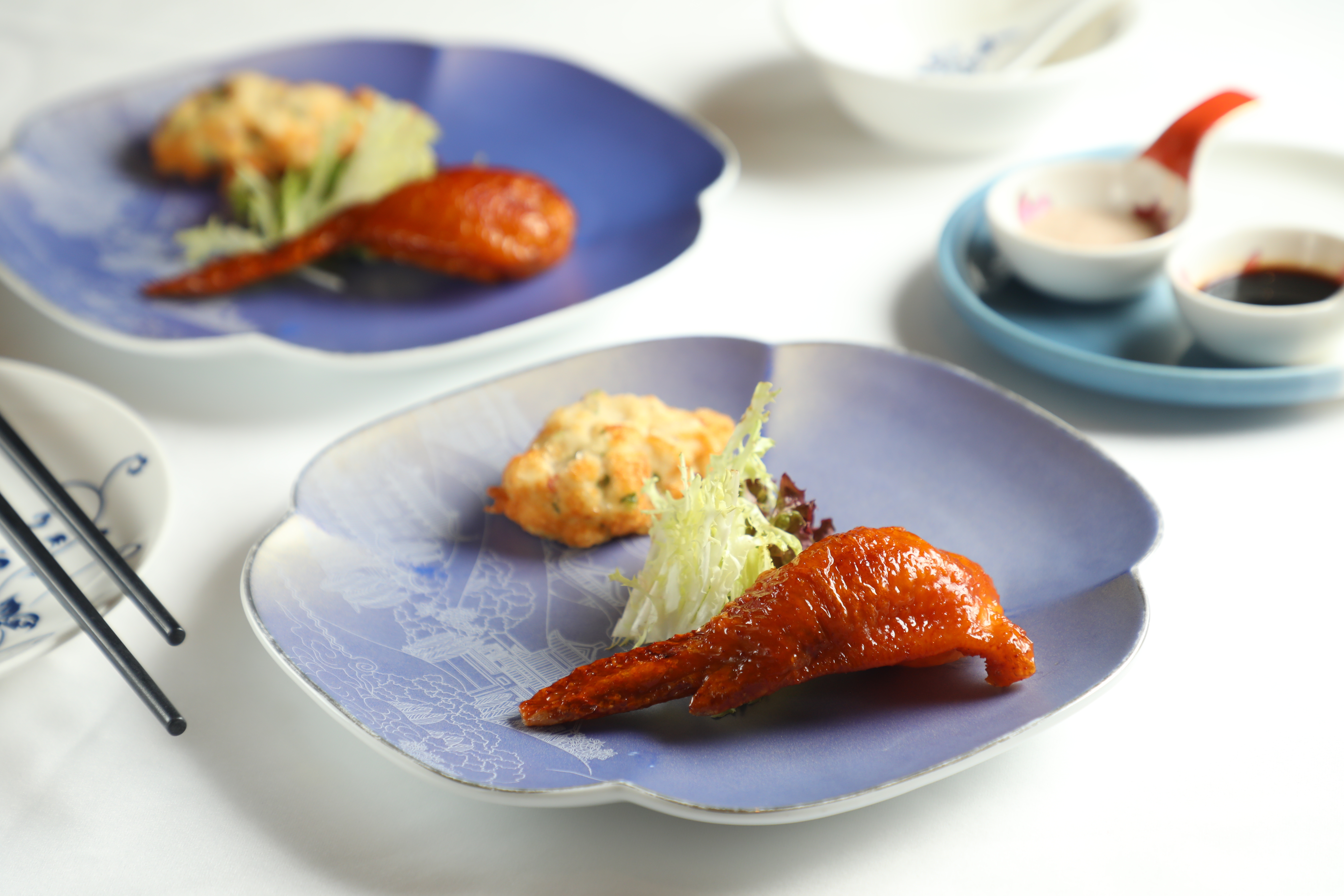 招牌今日套餐的前菜「燕窩釀鳳翼拼饕餮琵琶豆腐」，可一次吃到富哥的兩大招牌菜。（套餐菜色，港幣938元／位，約NT$3,487，2位起）