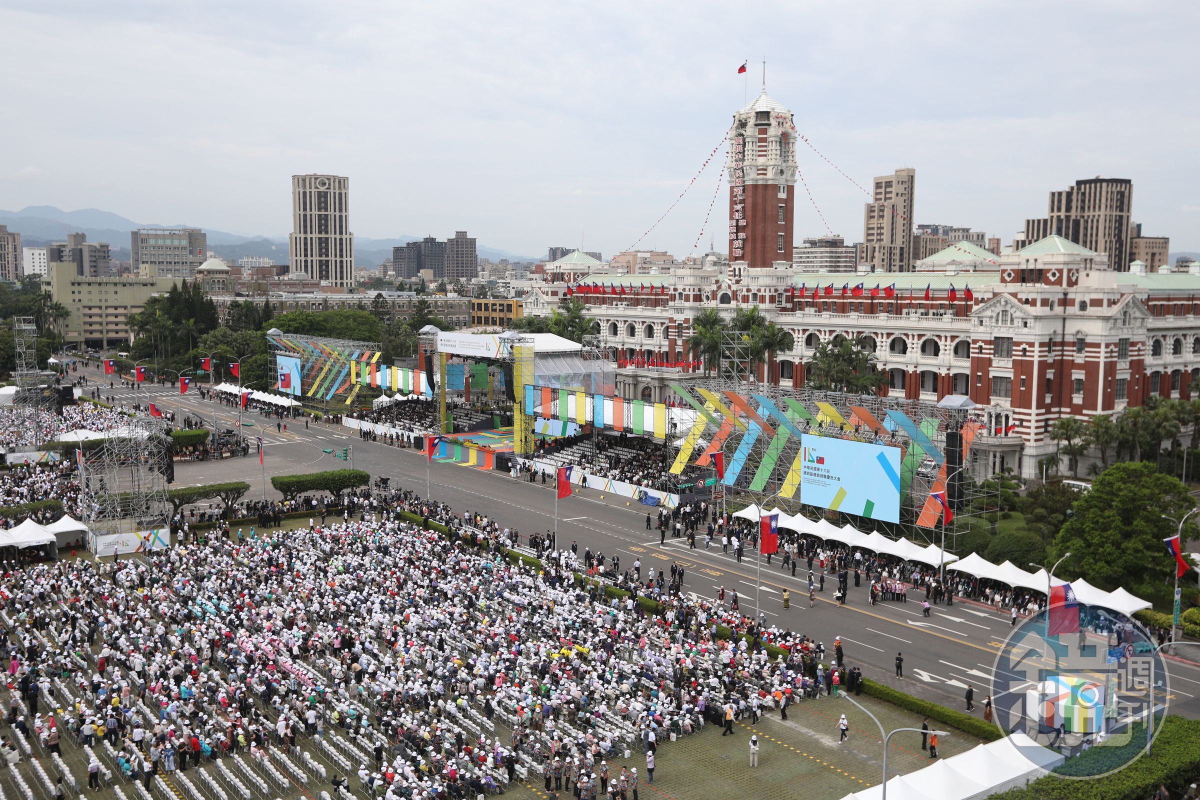蔡英文今(20日)正式卸下總統職務,在接棒的賴清德、蕭美琴陪同下步出總統府並搭車離去。