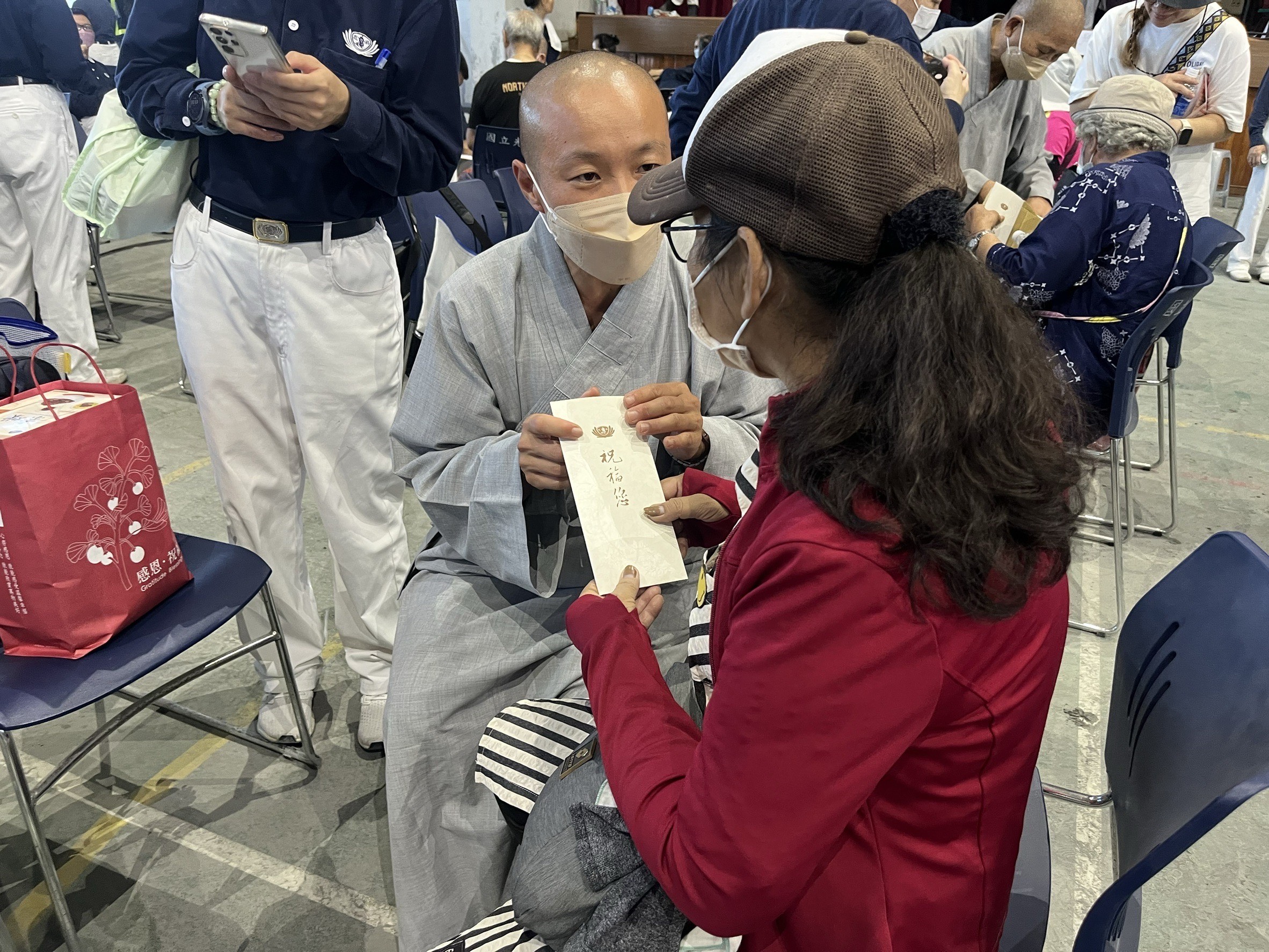 慈濟啟動受災戶每戶5萬元慰問金發放，到今日為止，共發放1111戶慰問金共計5555萬元給光復鄉受災鄉親應急與慰問關懷。（慈濟慈善事業基金會提供）