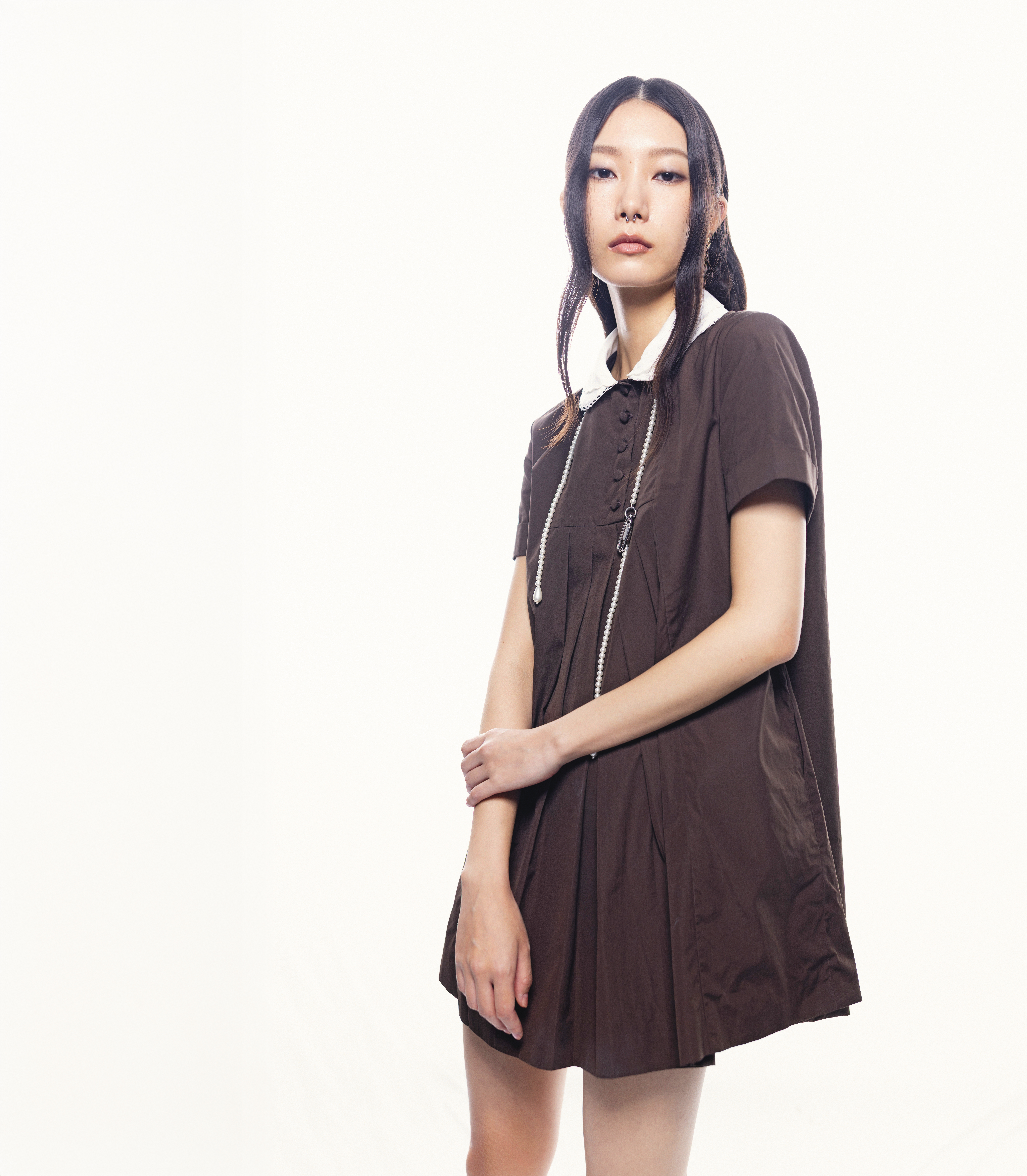棕色造型洋裝 價格店洽 by MIU MIU;瓢蟲造型耳環 NT$19,000 by DIOR;珍珠登山釦項鍊 NT$8,950 by Simone Rocha。