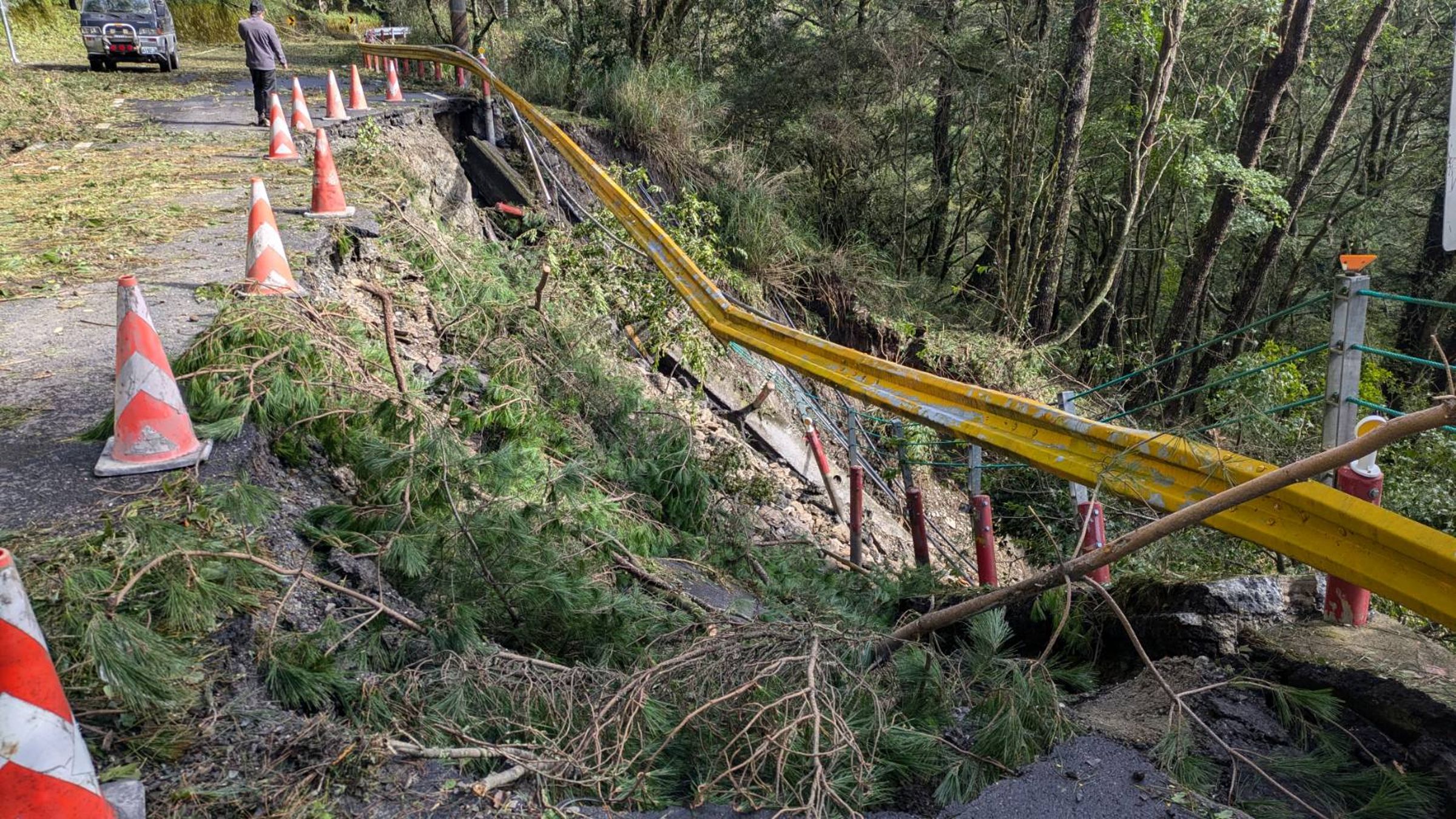 地震與多次的颱風災害對本處轄區的道路、生態環境與設施造成極大的影響。（太管處提供）