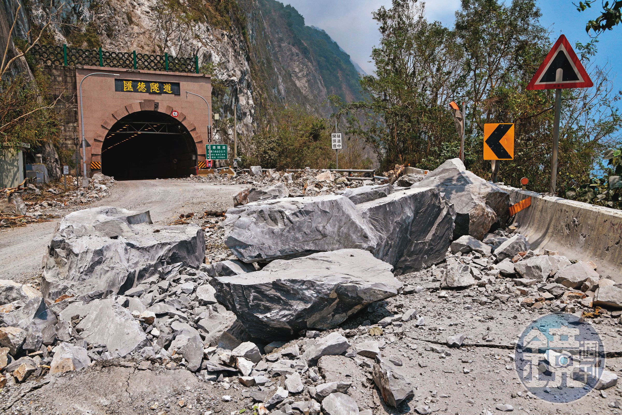 旅遊業正遭遇「地震清零」的天災,朝野應避開對立情緒,儘速提出特別預算來救救他們。圖為4月3日花蓮地震受損的蘇花公路。
