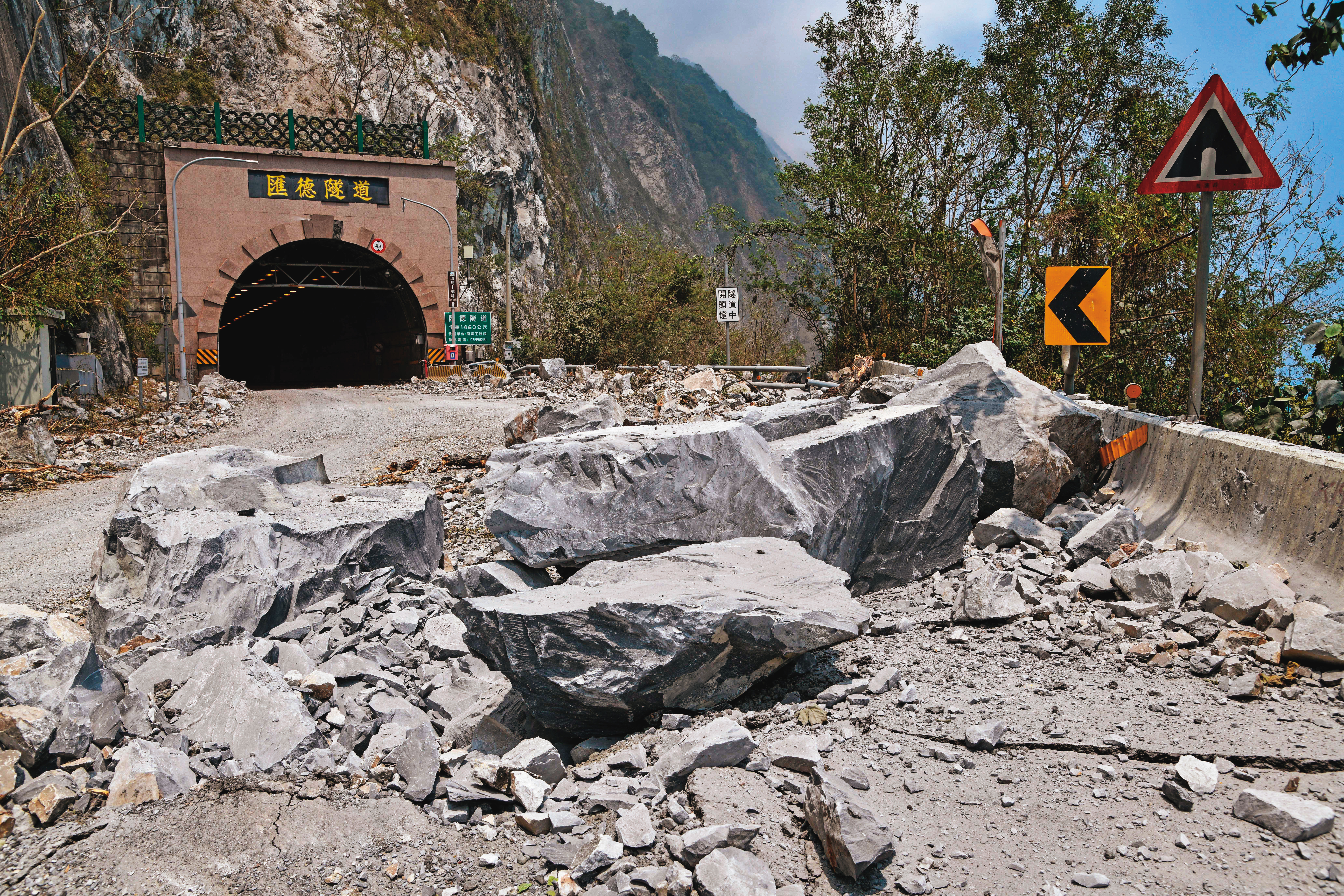 旅遊業正遭遇「地震清零」的天災，朝野應避開對立情緒，儘速提出特別預算來救救他們。圖為4月3日花蓮地震受損的蘇花公路。
