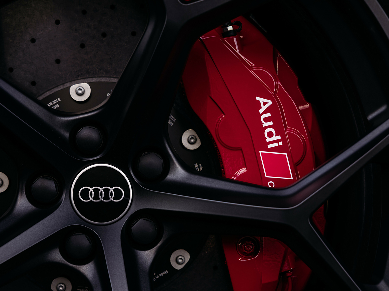 搭載全新輕量化 23 吋 Audi Sport 鍛造鋁圈。