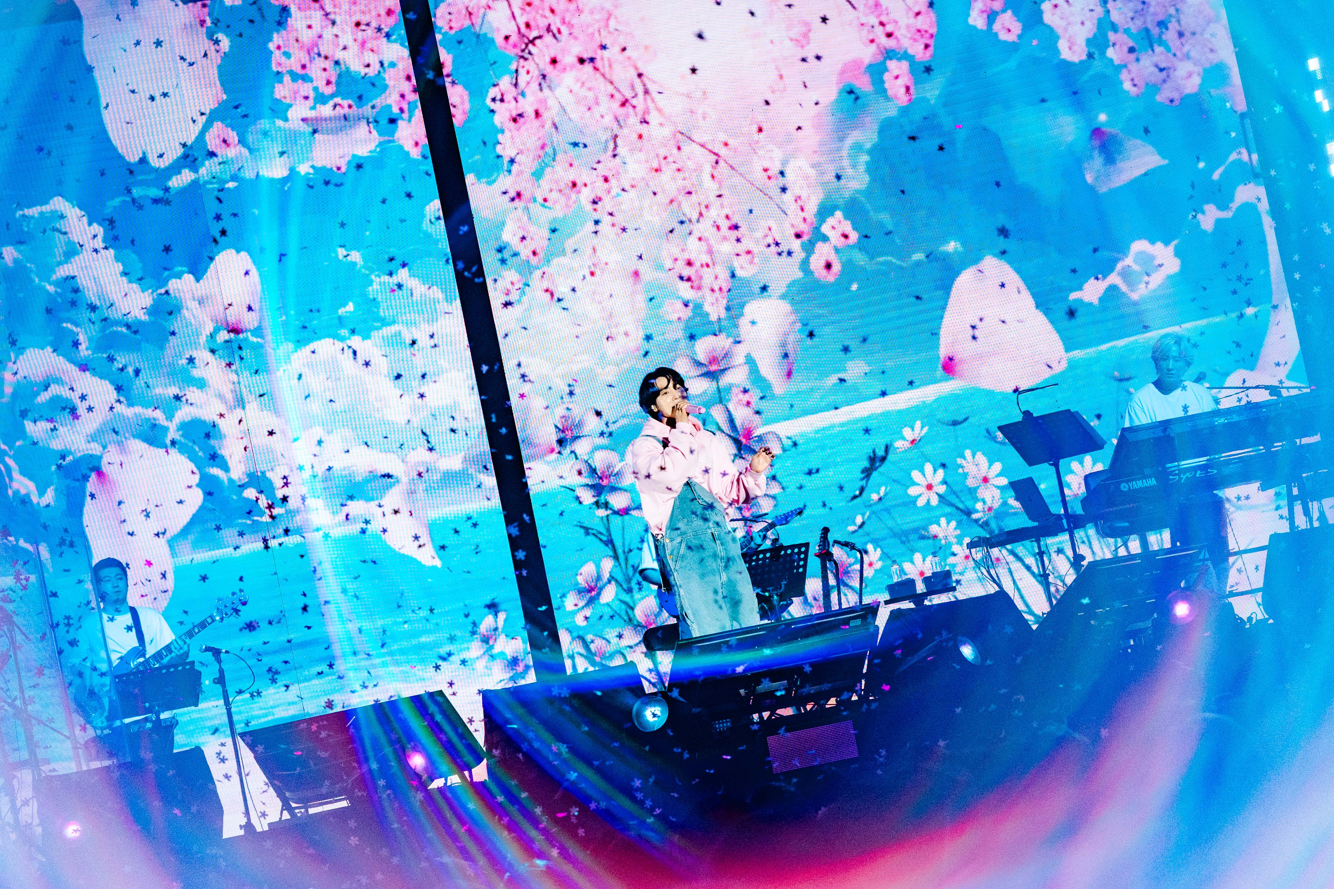 SUPER JUNIOR東海做（26日）在桃園會展中心開唱，伴隨彷彿春天櫻花的浪漫紙花落下大喊：「再一起走吧！」（網銀國際影視提供）
