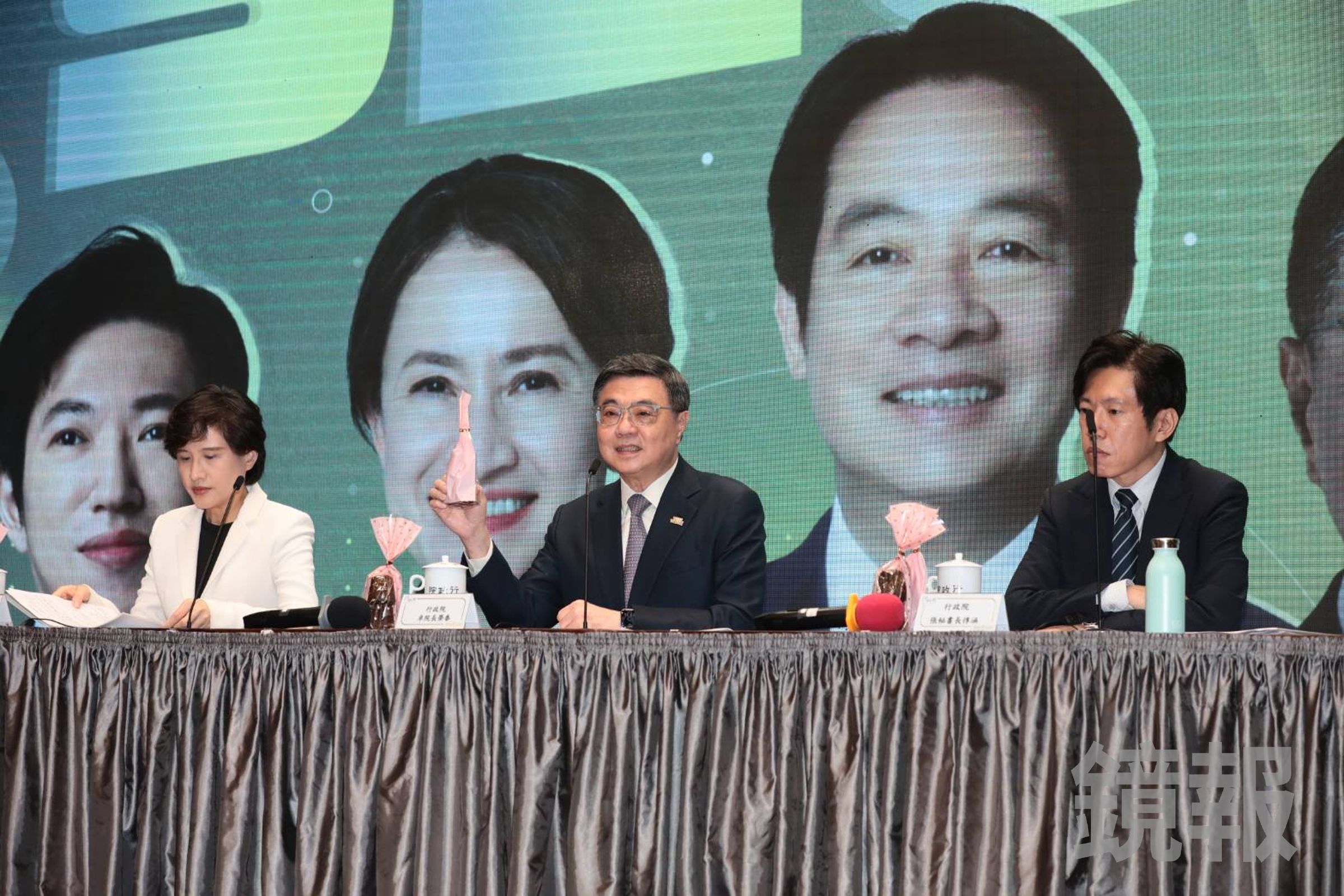 卓榮泰今主持行政院520記者會,說明內閣施政成果與未來重大政策推動方向。(鏡報林煒凱)