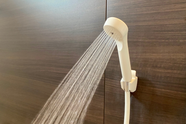 中國多家醫院推出「根浴」服務,在男性私密處持續沖水刺激,並由美女護理師按摩。(示意圖,photoAC)