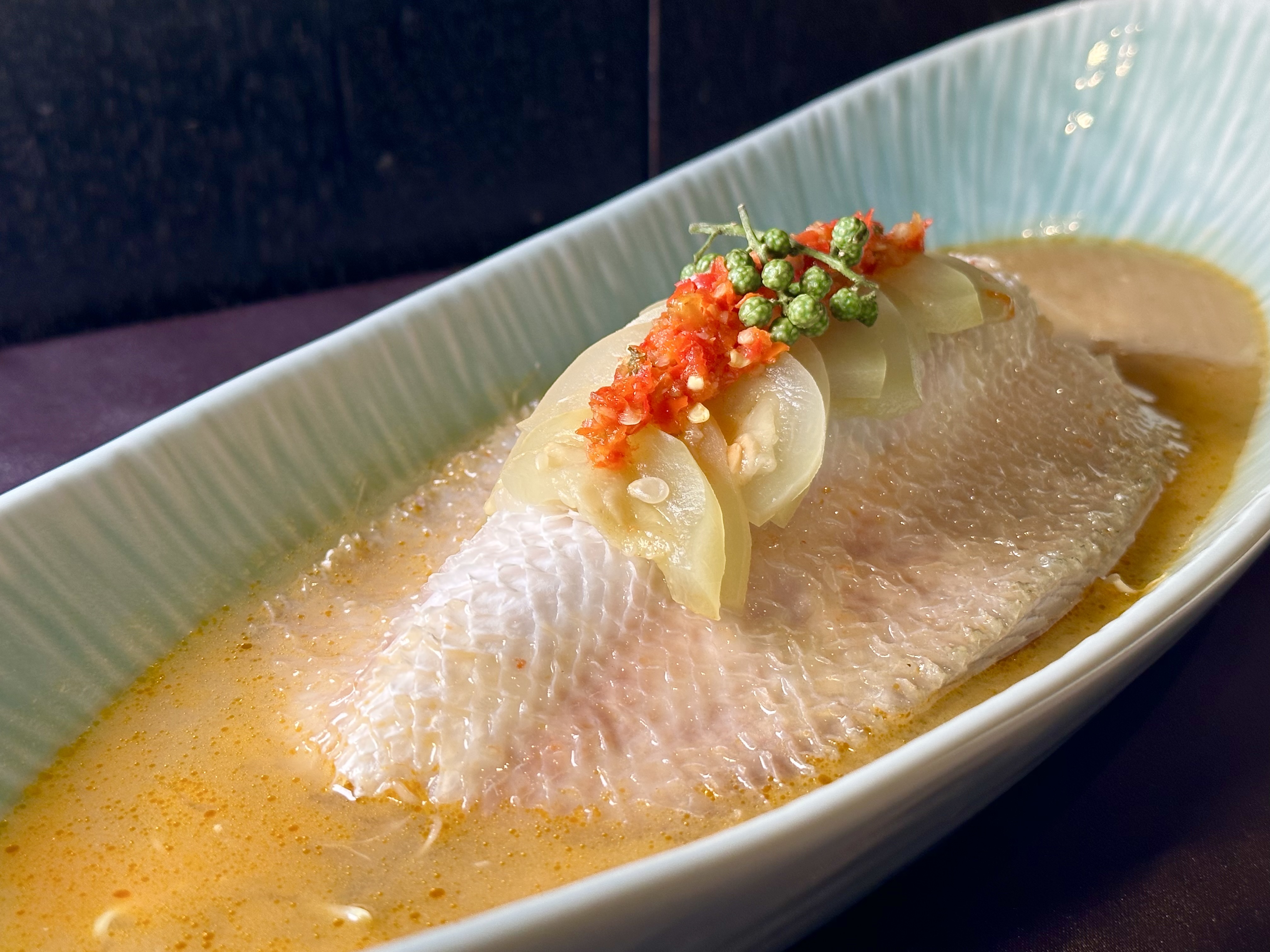 「剁椒西瓜綿虱目魚肚」魚肉極嫩化口，膠質豐富，湯汁香辣帶點酸味。（760元／份）