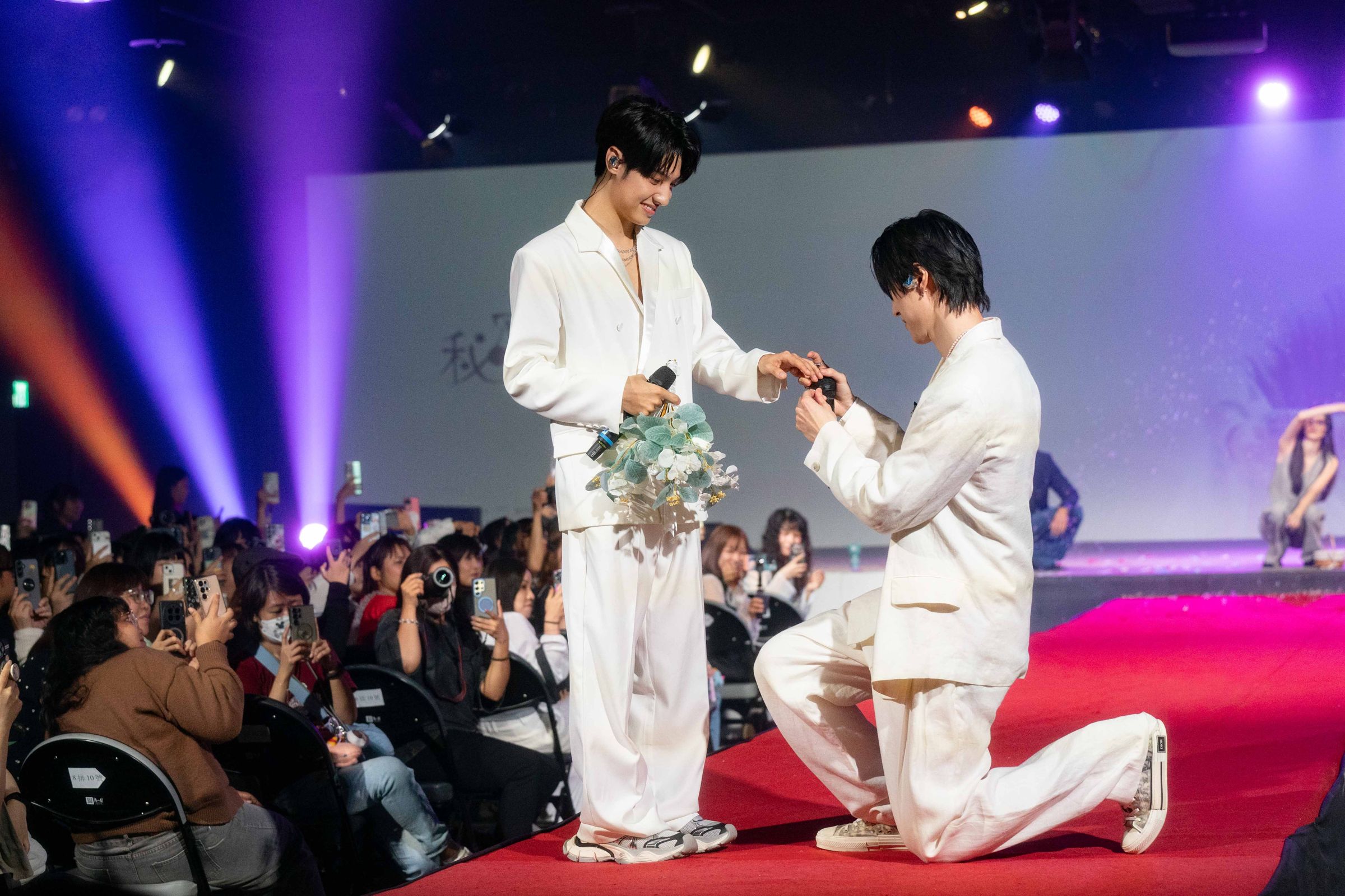 成晞下跪上演求婚橋段。（《秘密關係Secret Lover》製作單位提供）