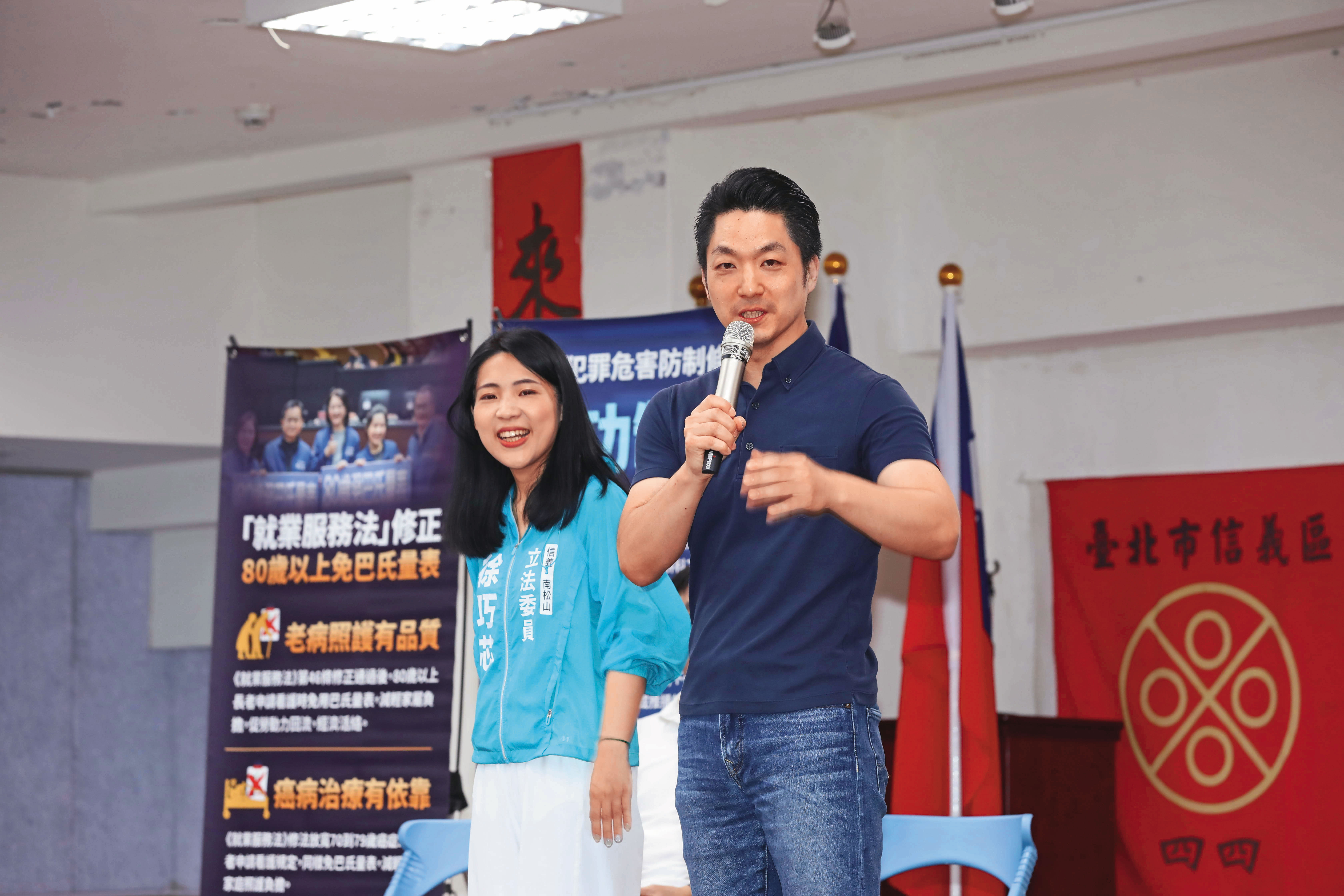台北市長蔣萬安（右）成為北市抗罷擔當，大罷免也被視為他明年連任的前哨戰。左為徐巧芯。（鏡報林煒凱）