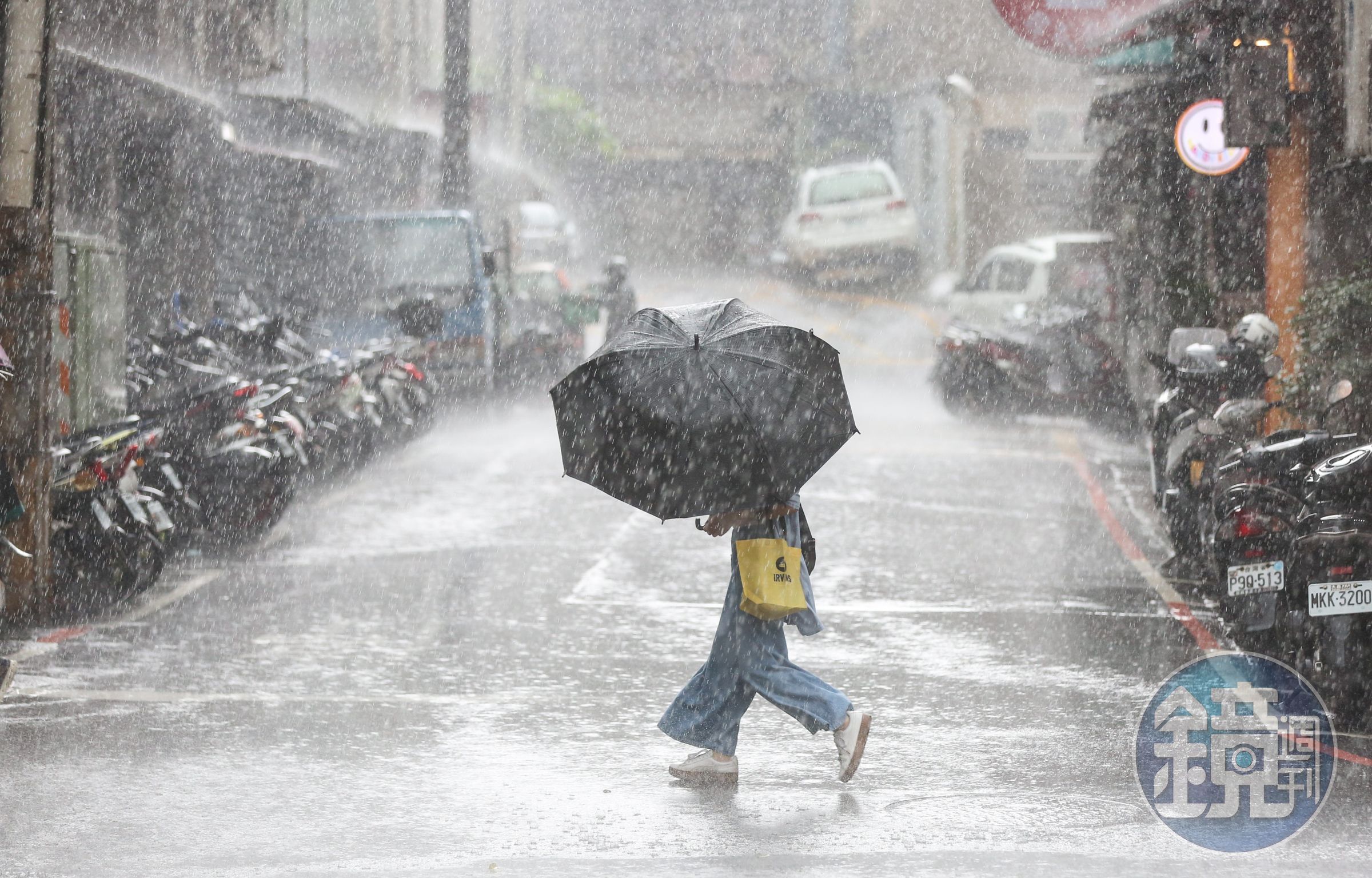 潭美颱風與東北季風共伴造成劇烈降雨，台灣多個縣市達到停班停課標準。（示意圖，本刊資料照）
