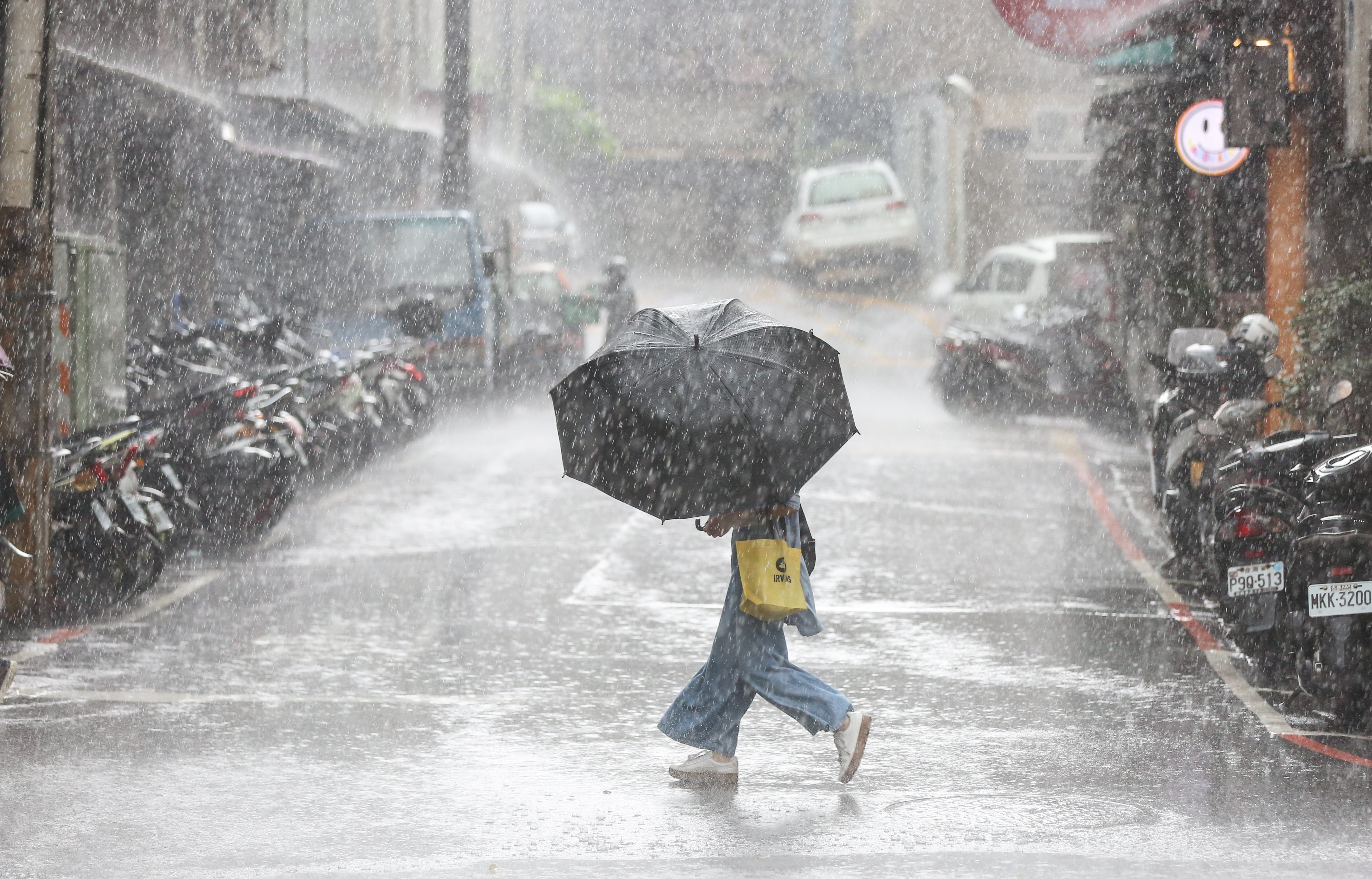 潭美颱風與東北季風共伴造成劇烈降雨,台灣多個縣市達到停班停課標準。(示意圖,本刊資料照)
