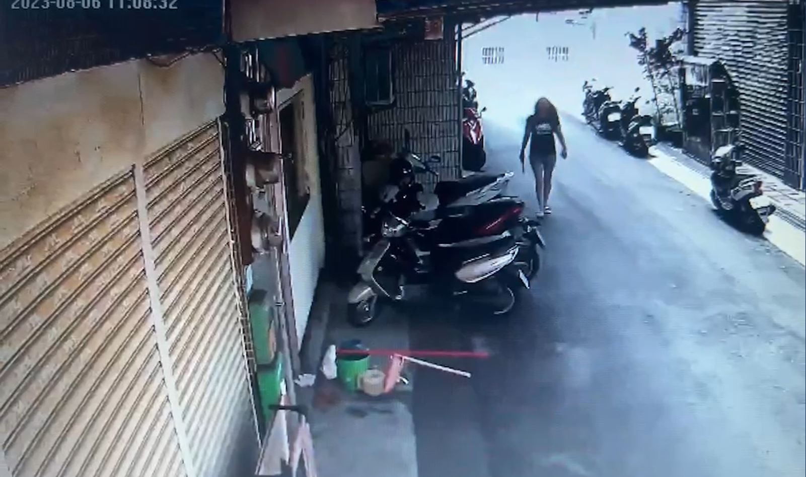 房客妻子手持菜刀，怒氣沖沖下樓。（讀者提供）