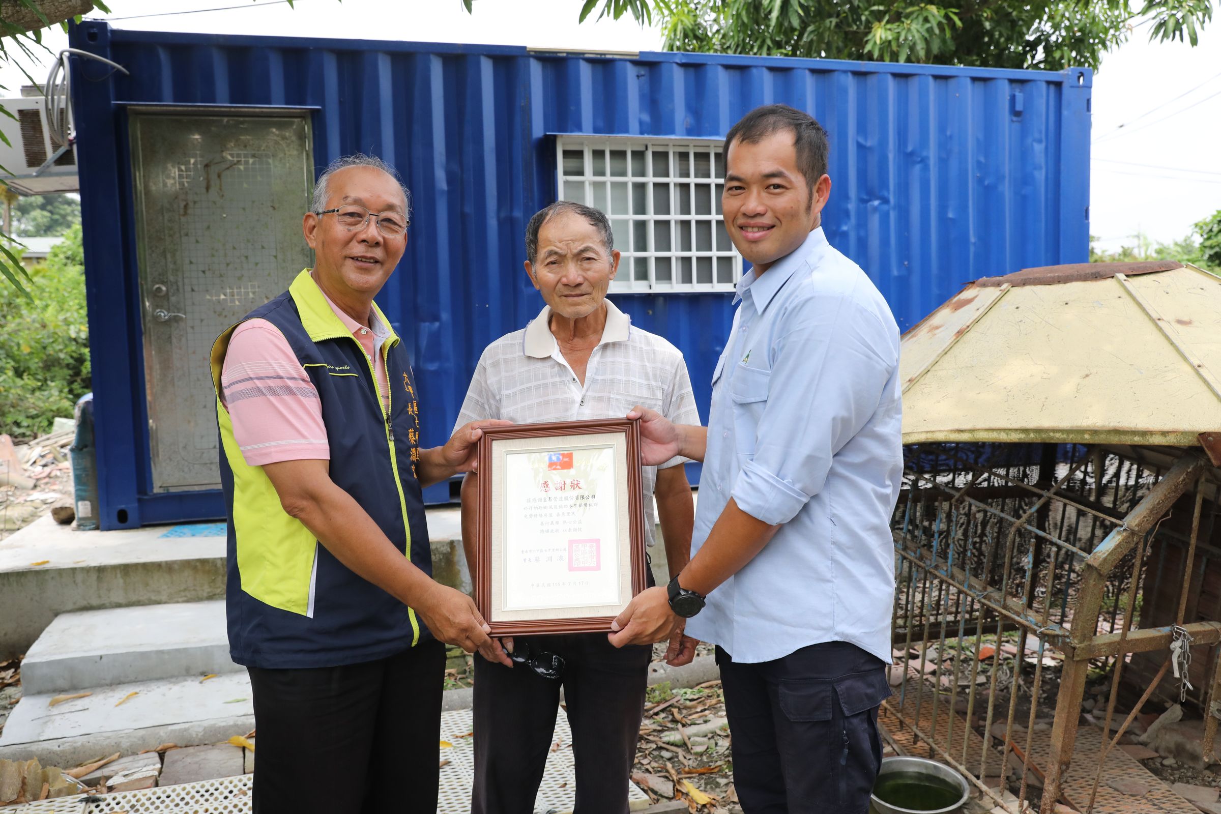 七甲里長蔡淵湶及住戶郭金茂感謝皇昌營造團隊協助重建家園。(攝影/蘇立坤)