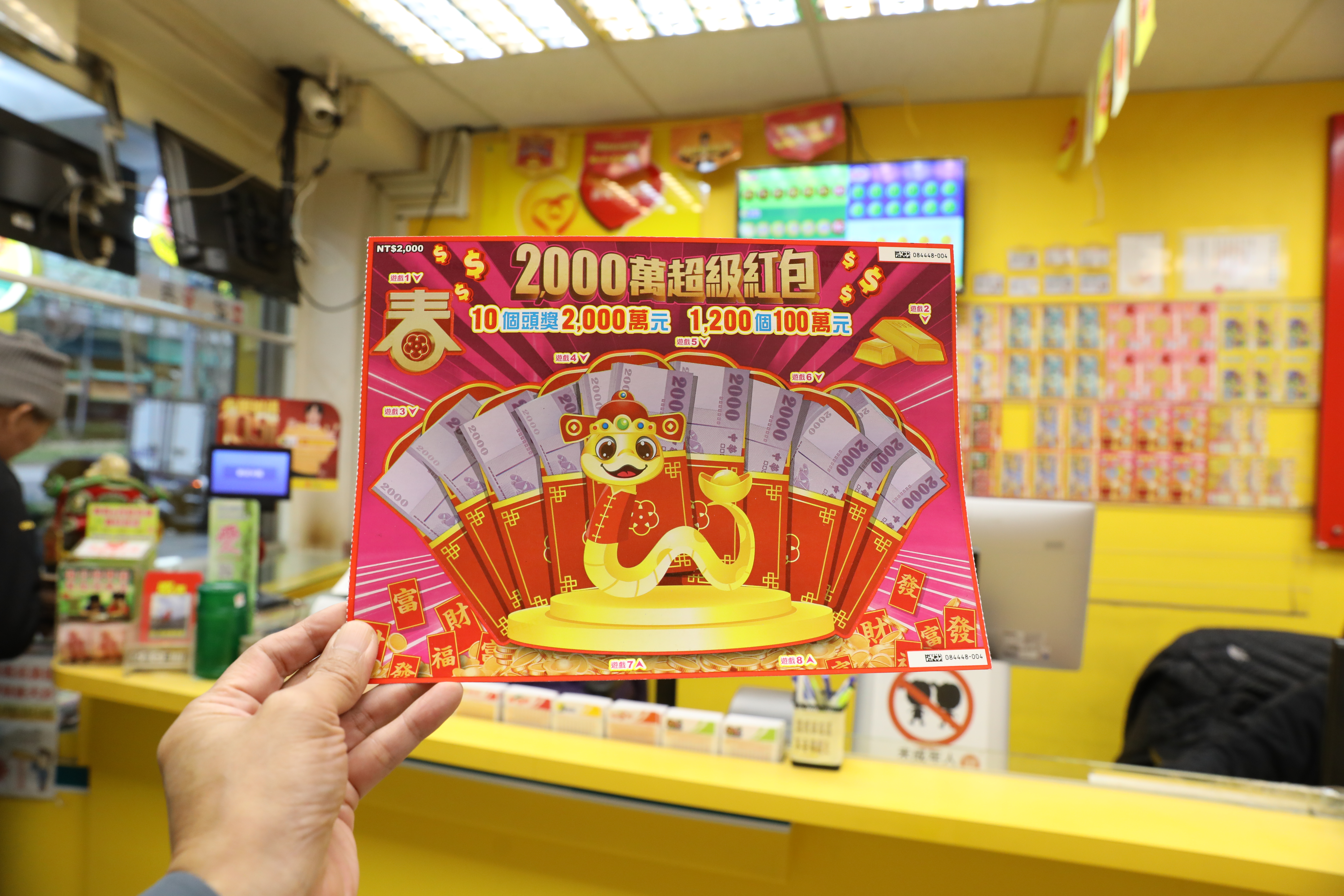 農曆新年2,000元刮刮樂買氣高。（示意圖，本刊資料照）