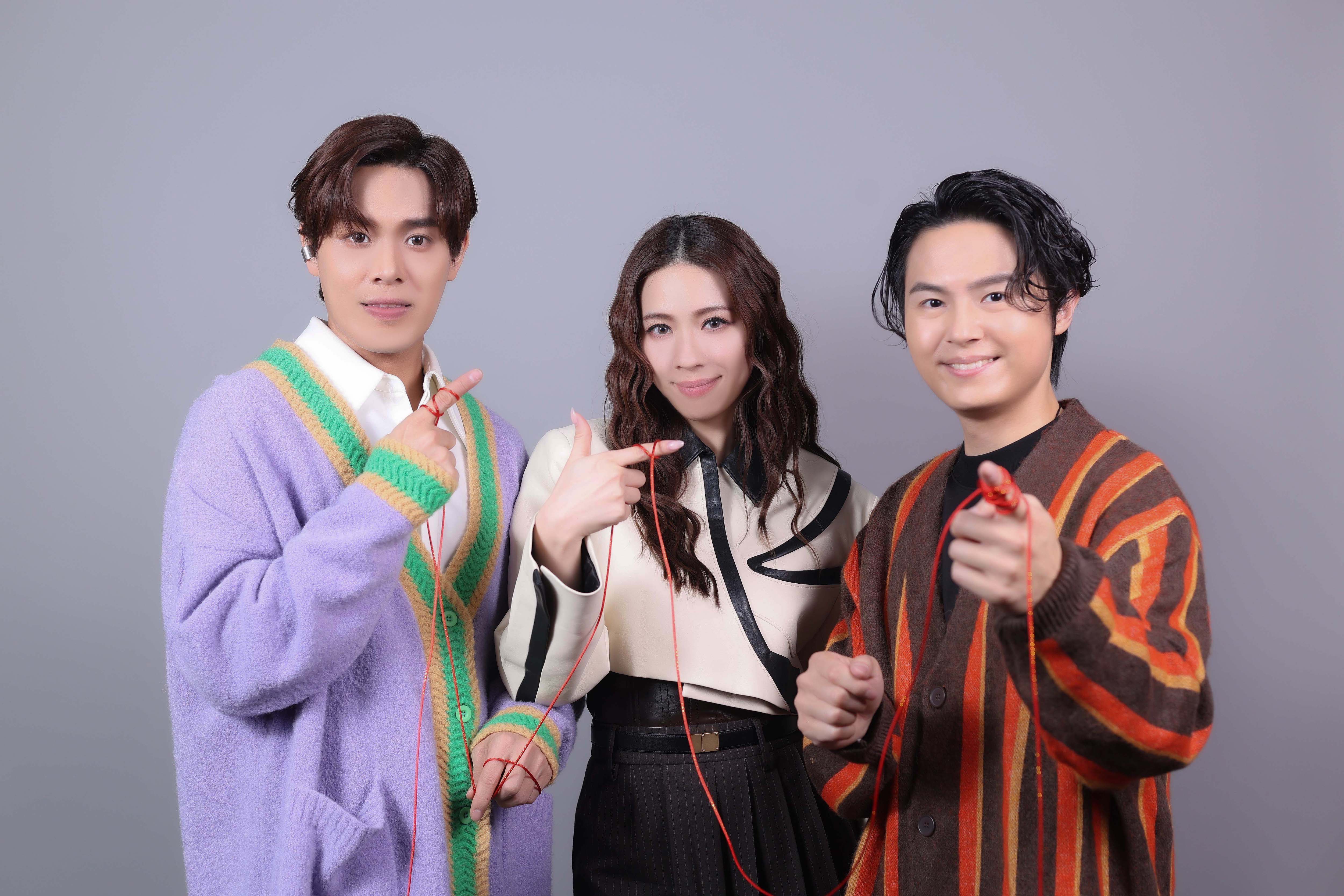 告五人手繫紅線祝大家情人節快樂。（相信音樂提供）