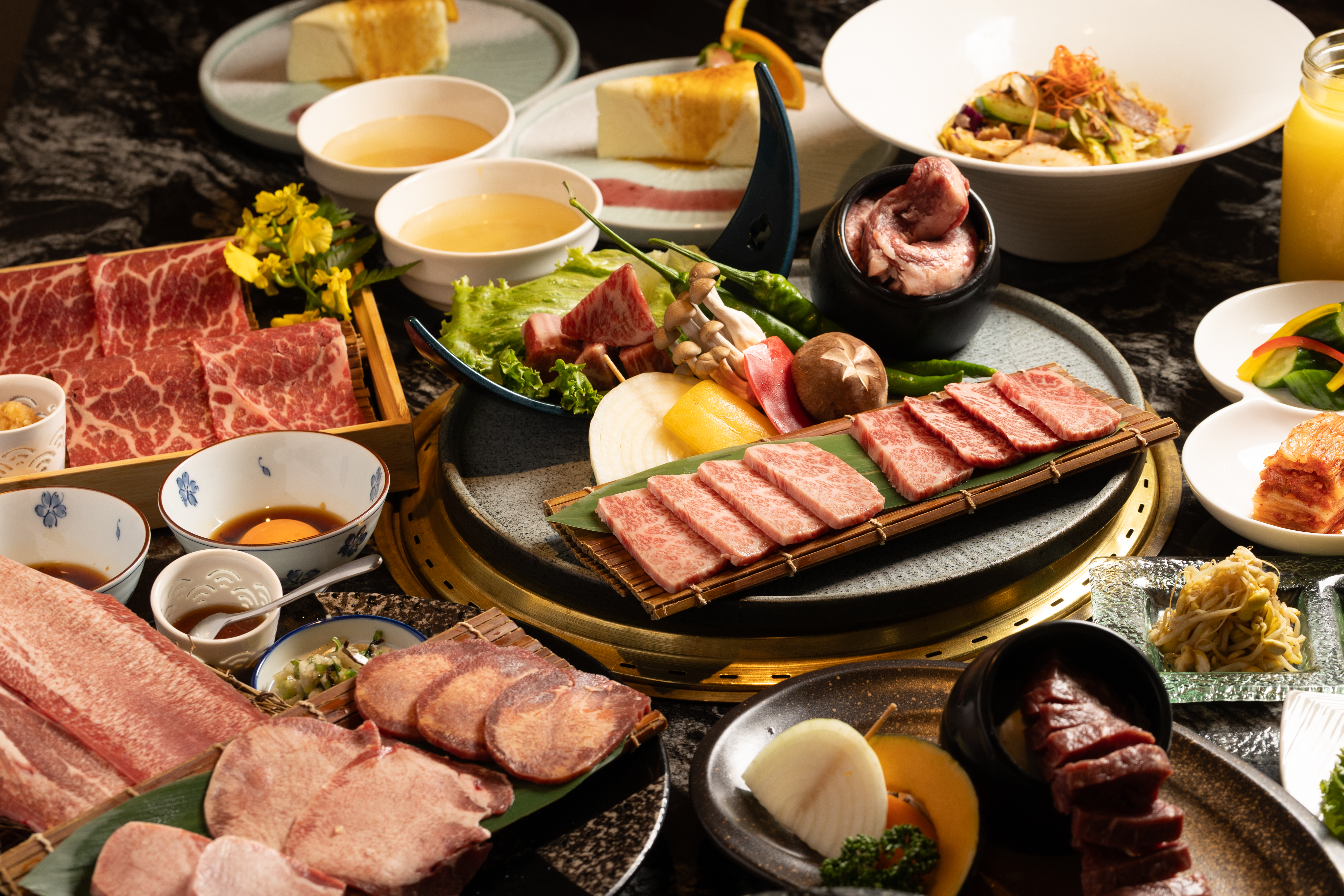 母親節期間限定推出的「豐宴雙人套餐」，能吃到日本國產牛與Prime級美國牛雙饗的夢幻肉盤。（4,380元／雙人套餐）