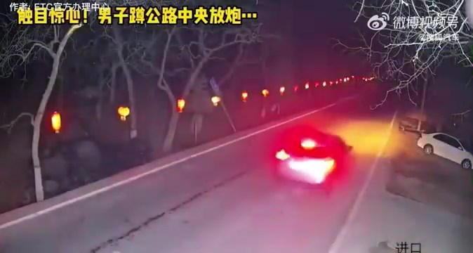 結果男子當場被車子輾爆。（翻自微博）
