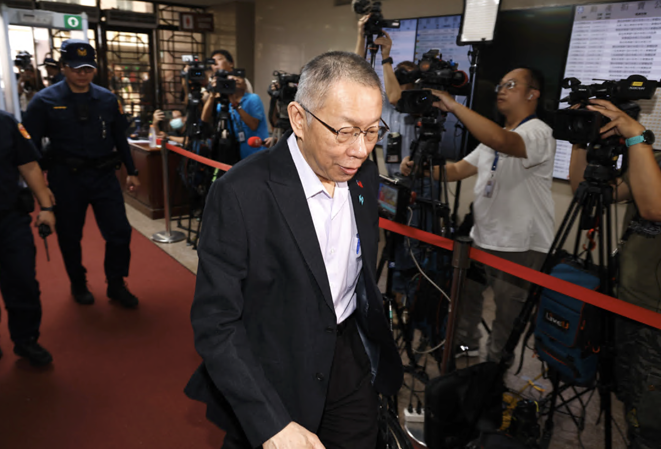 民眾黨前主席今出庭，檢察官針對交保抗告也送至高院。