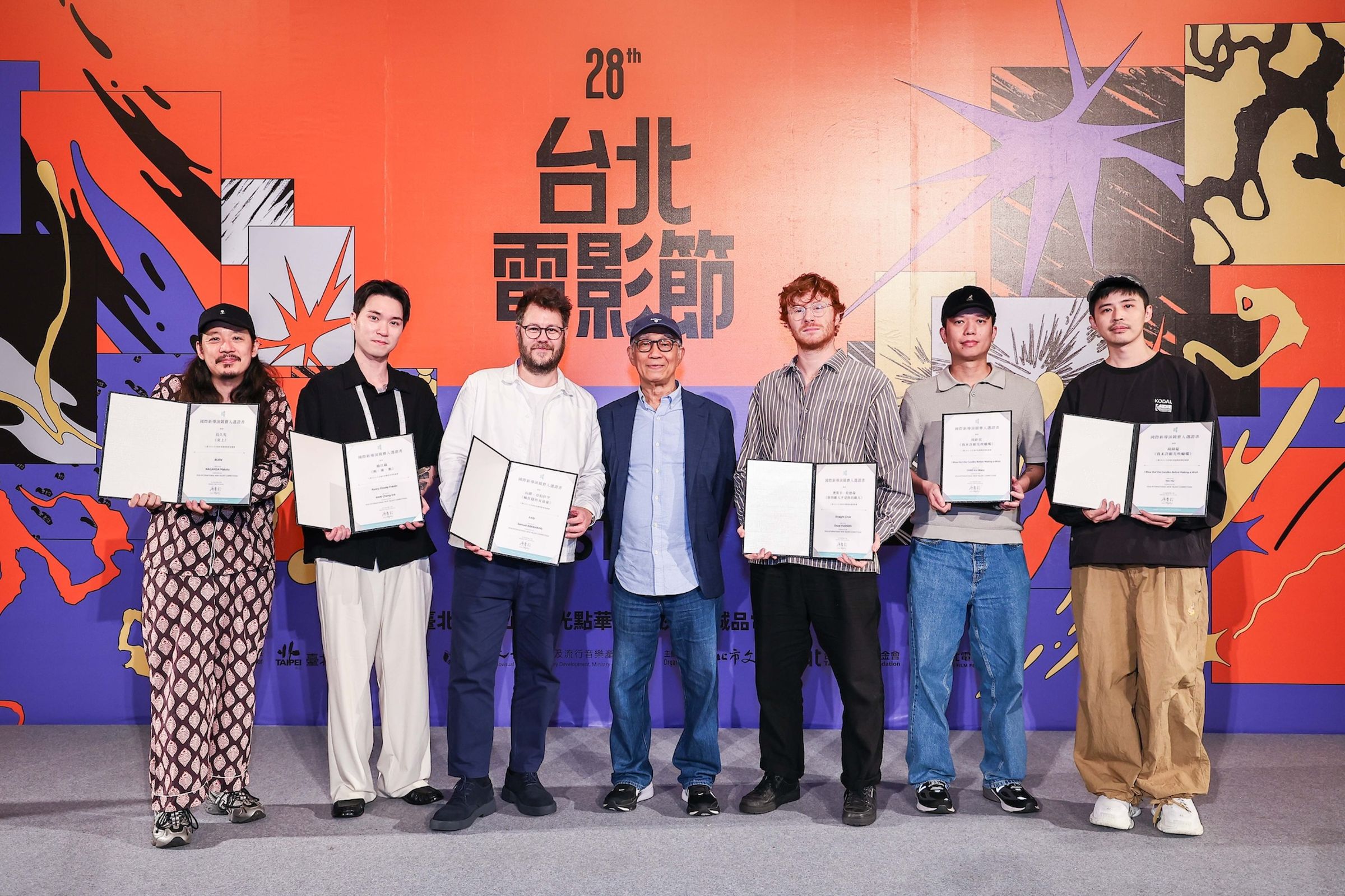 台北電影節主席廖慶松（中），頒發入圍證書給國際新導演競賽入圍者長久允（左起）、韓昌綠、山繆亞伯拉罕；奧斯卡哈德森（右三）、周鉅宏（右二）及胡錦筵（右一）。（台北電影節提供）