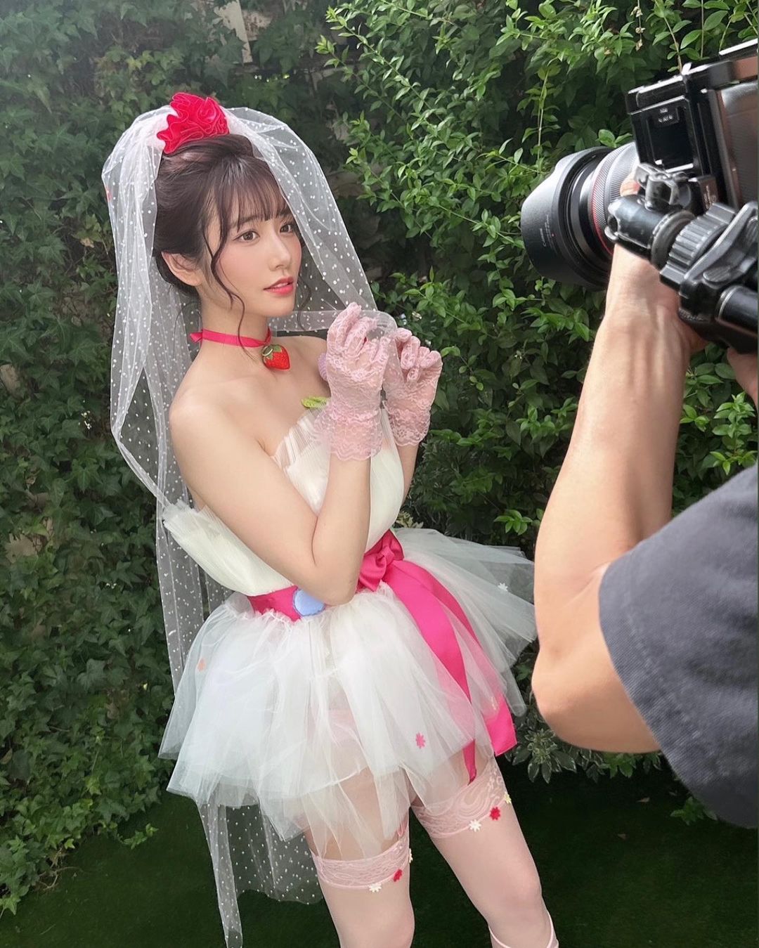河北彩伽最近發行寫真集，嘗試了多種造型。（翻攝河北彩伽INS)