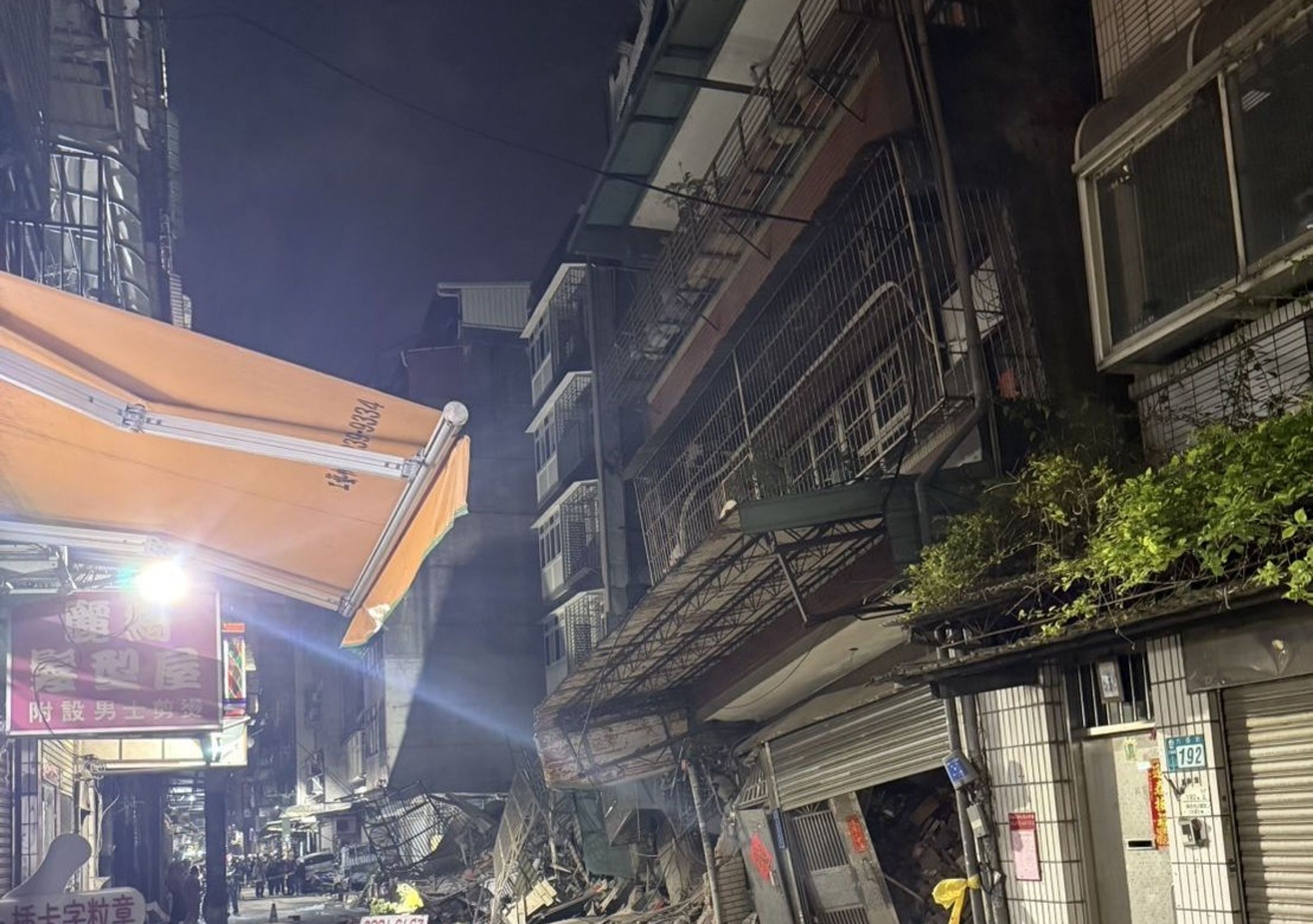 三重區六張街因建案進行基地開挖時,導致周遭民宅傾倒,晚間還有一棟建物因此倒塌。(翻攝畫面)