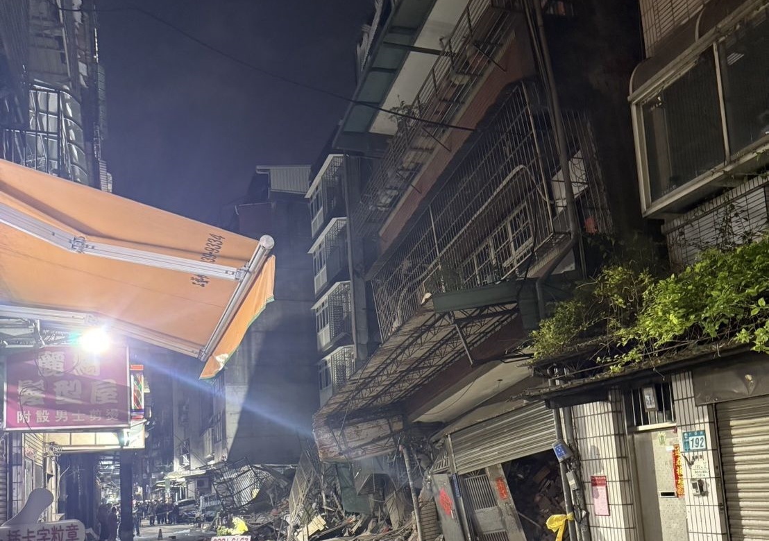 三重區六張街因建案進行基地開挖時，導致周遭民宅傾倒，晚間還有一棟建物因此倒塌。（翻攝畫面）