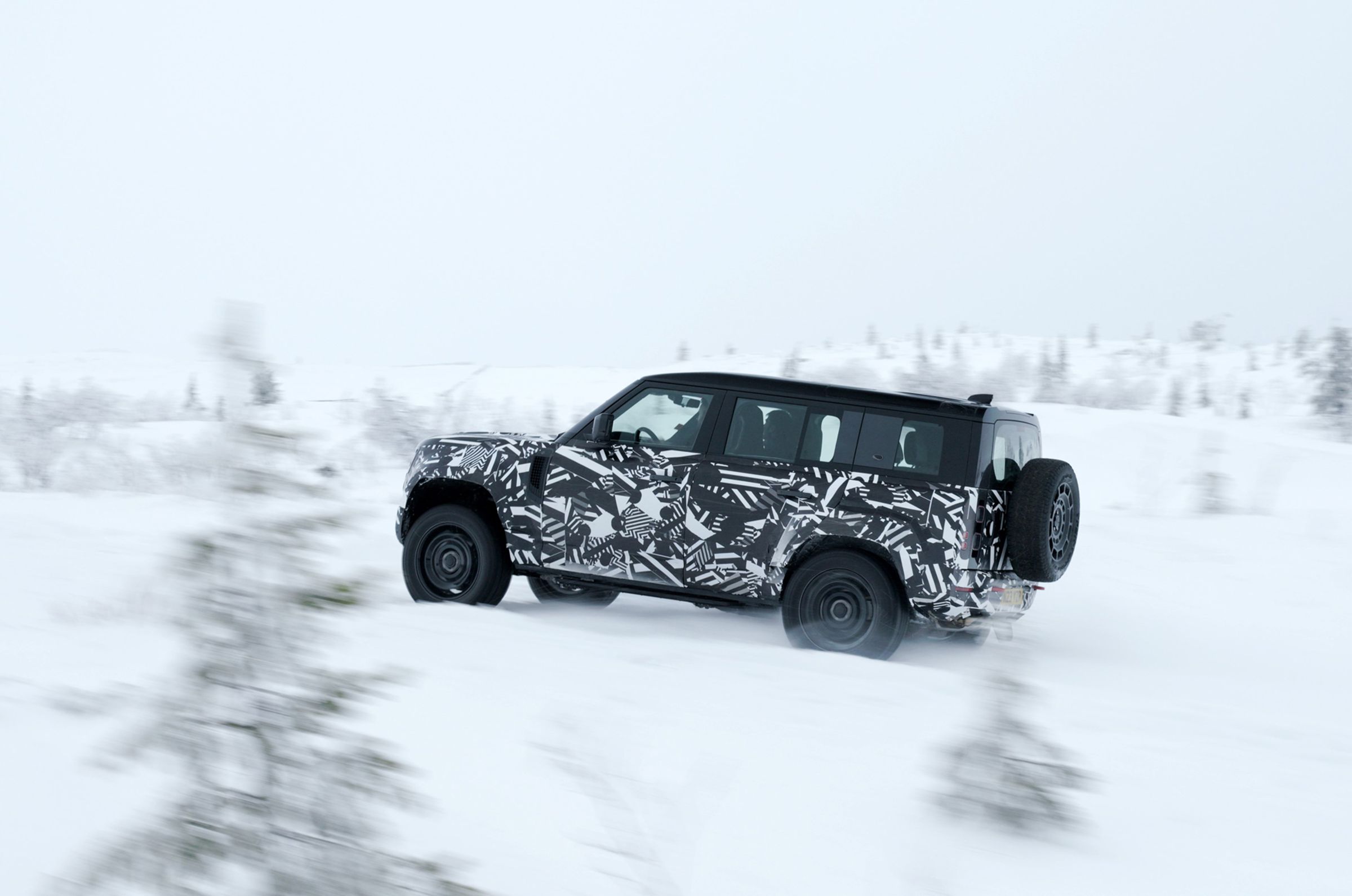 全球公開首演前,搭載 V8 Twin Turbo 動力引擎的 Defender OCTA,將率先於巡迴世界各地的 Defender Elements 優先預賞會中亮相,準車主與客戶將能在沉浸式的 Defender 品牌體驗中訂製個人專屬座駕。