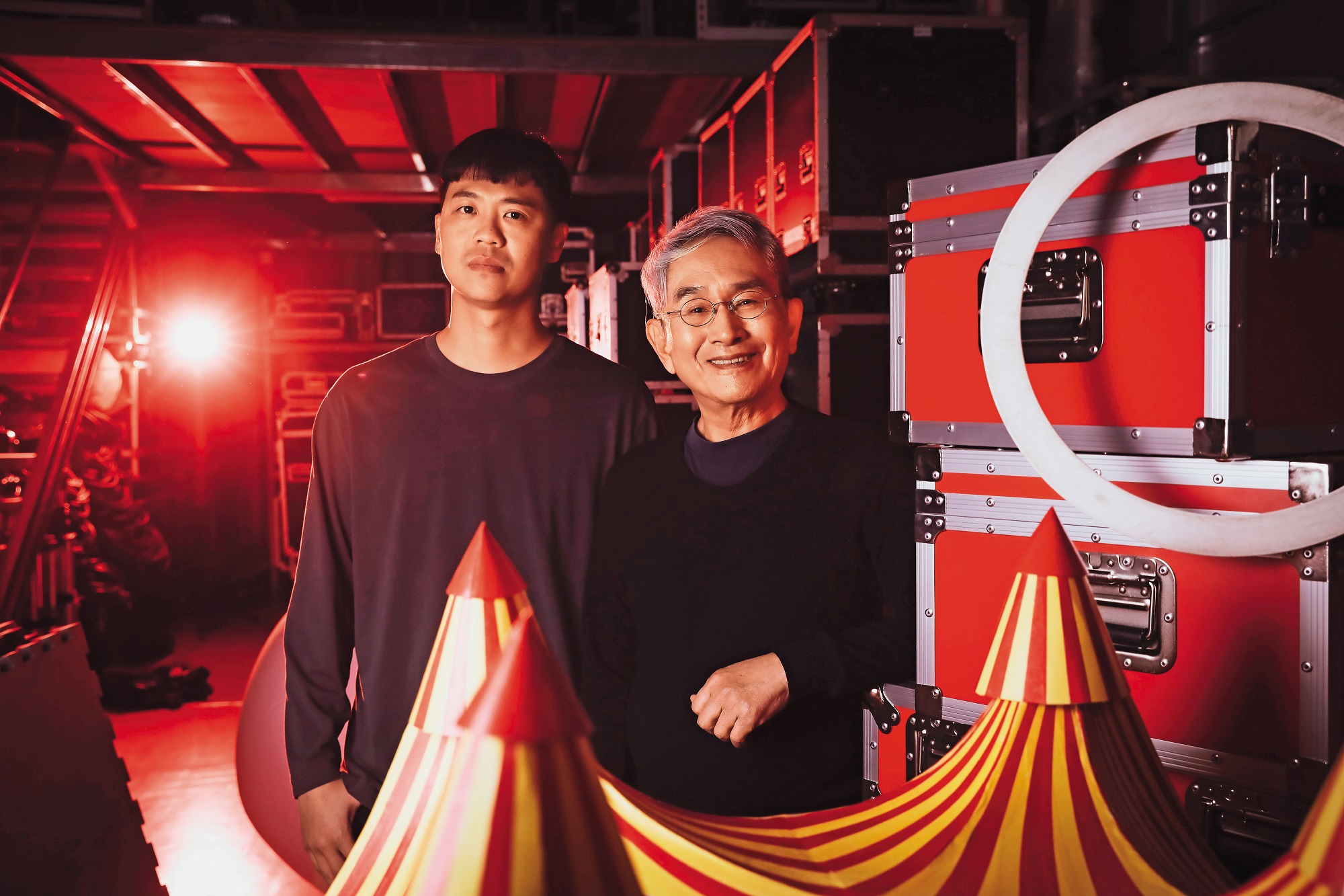 雲門舞集創辦人林懷民（右）攜手FOCASA團長林智偉（左）打造台灣首齣馬戲帳篷定目劇《幾米男孩的100次勇敢》。