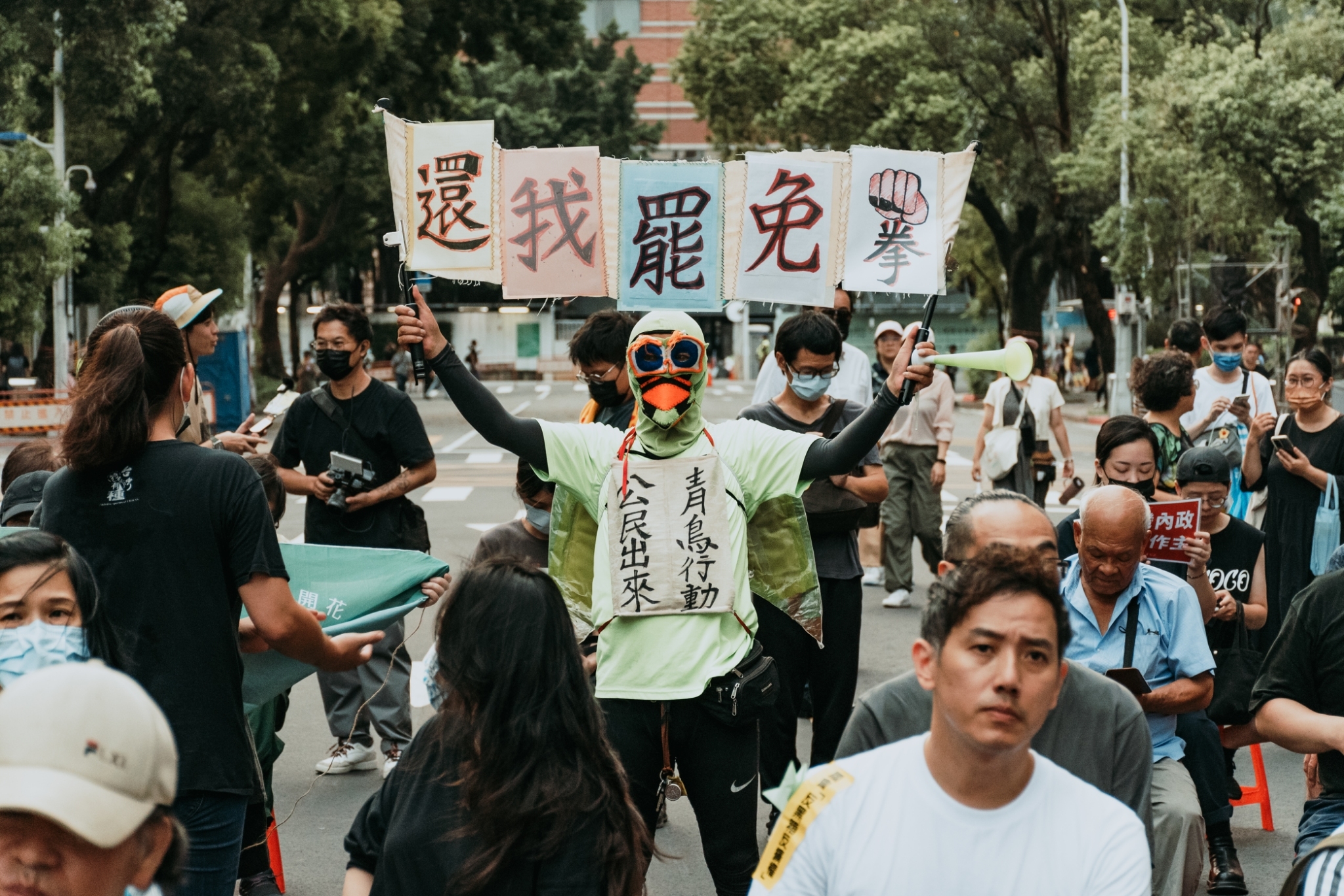 民眾手持抗議標語反對藍白修改《選罷法》。（經民連提供）