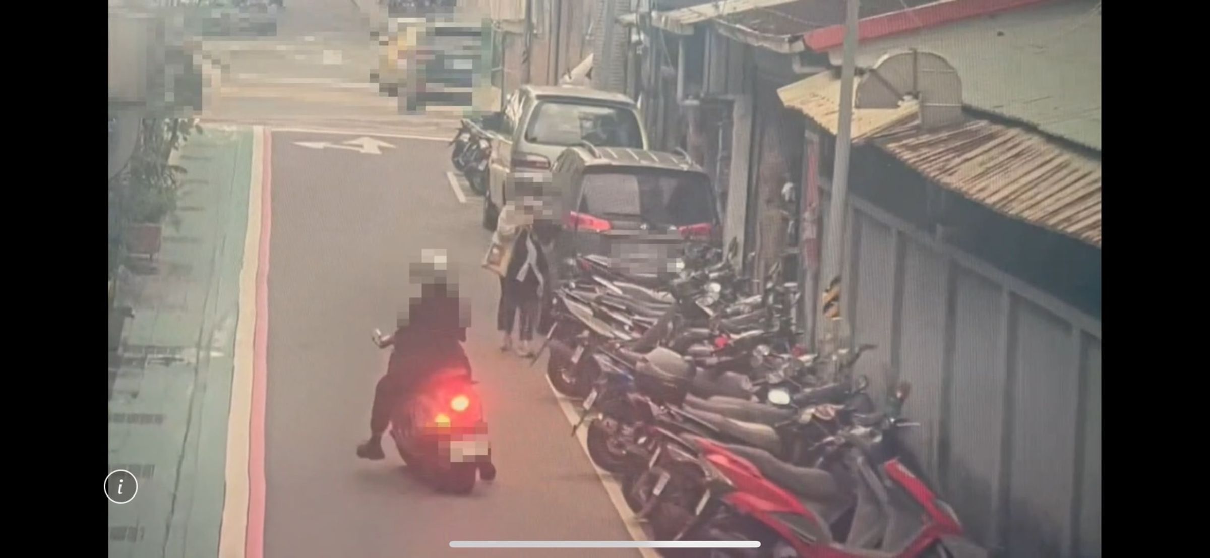 警方調閱監視器，發現該名女騎士14日下午熟練的將機車停進王陽明公司車庫內。（翻攝畫面）