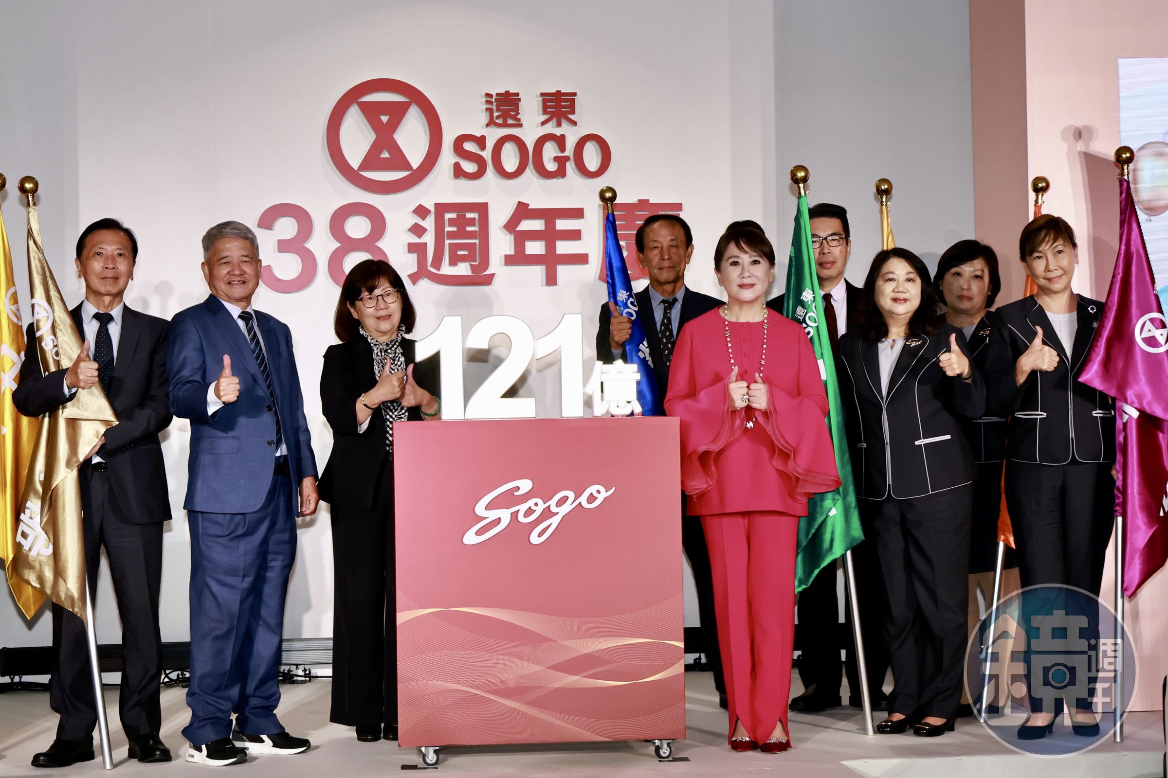 遠東SOGO週年慶將於11月6日開跑，記者會上由董事長黃晴雯、總經理吳素吟和行政總經理杜金森共同宣示業績目標。