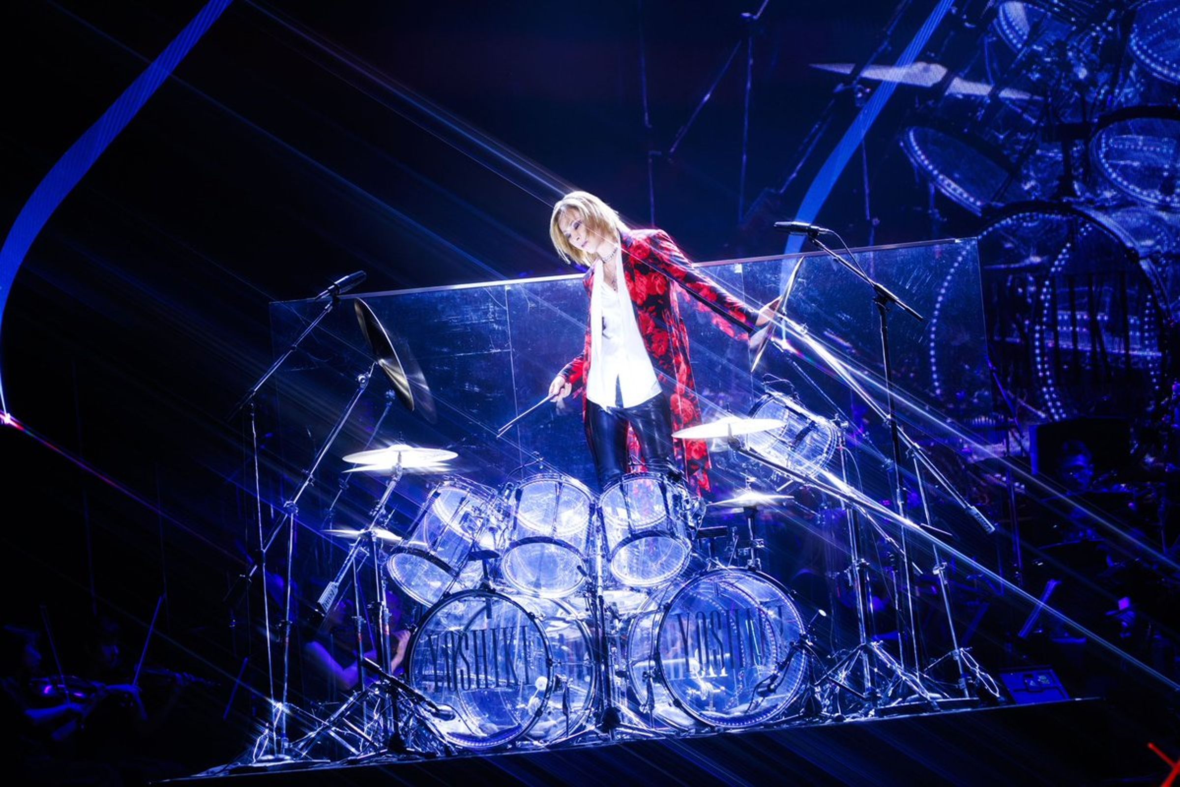 YOSHIKI忙完《紅白歌唱大賽》在家狂睡30小時,醒來後驚覺日本意外連連,發文祈福之餘也與粉絲分享外媒報導。(翻攝自YOSHIKI Twitter)
