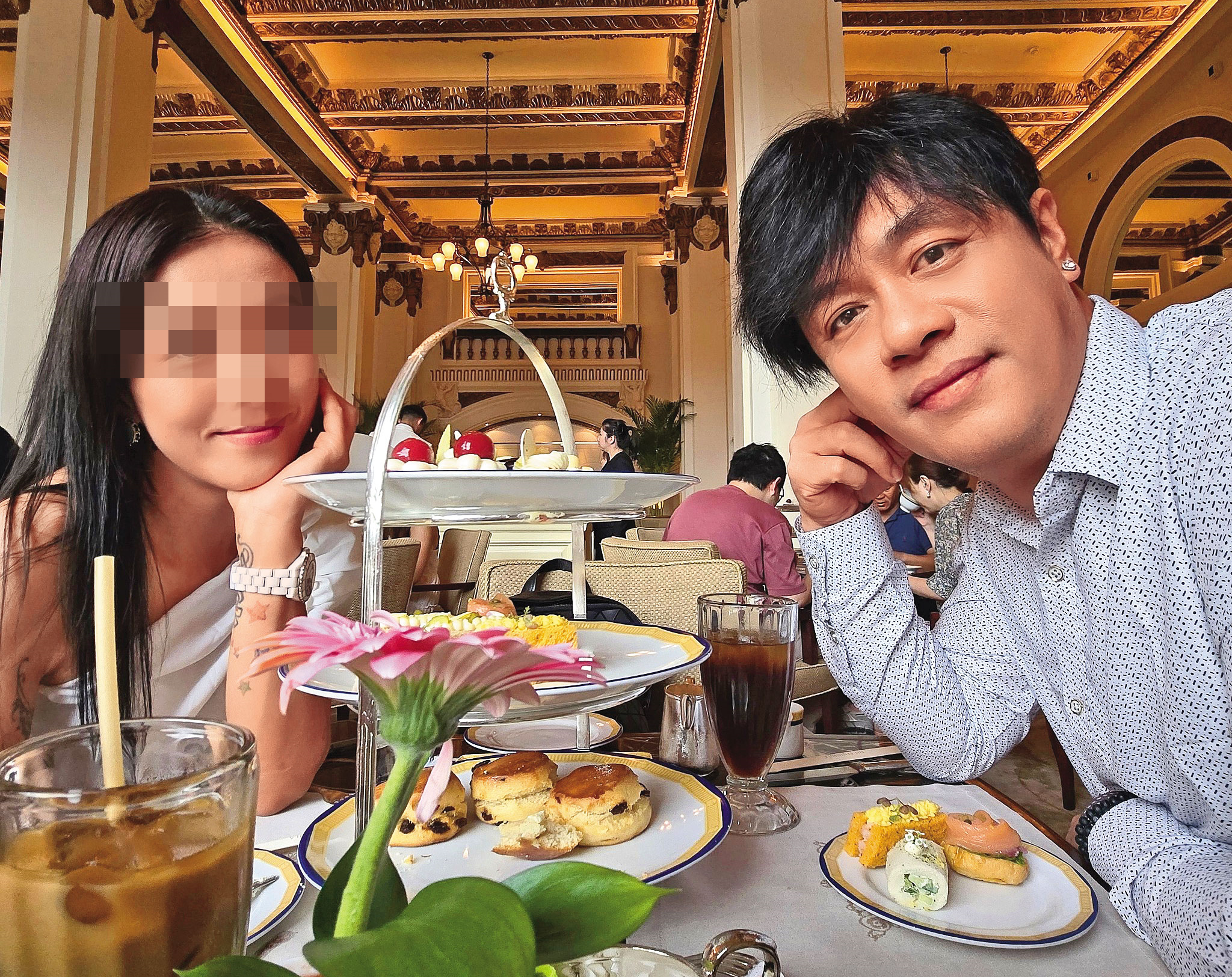 郭岱琦（右）欠債擺爛，卻常與王姓女友（左）出國玩樂，還高調放閃。（翻攝郭岱琦臉書）