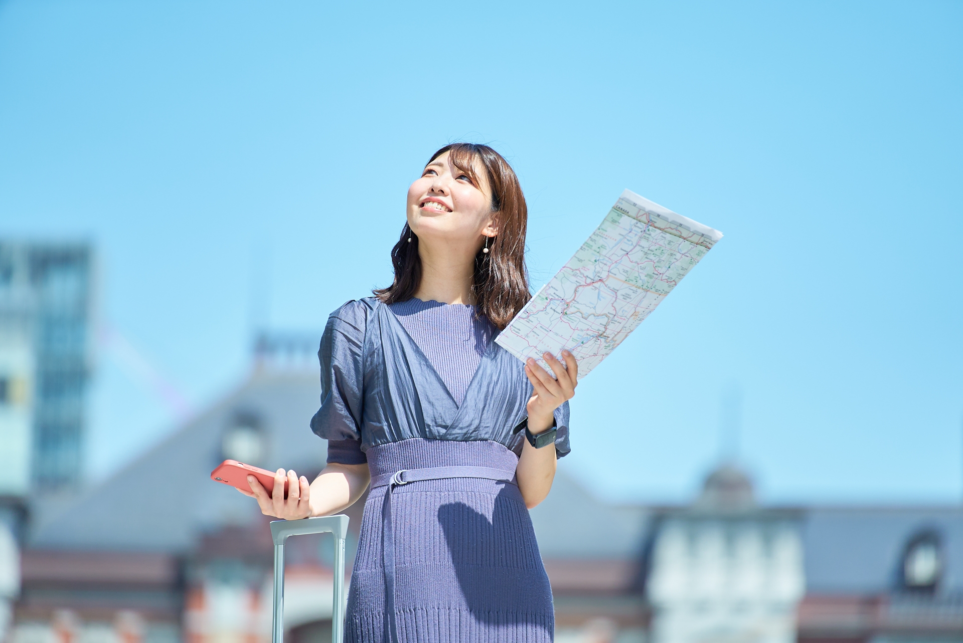 網友推薦出國旅遊時，可用ChatGPT當作翻譯工具，就連照片都能翻譯。（示意圖，photoAC）