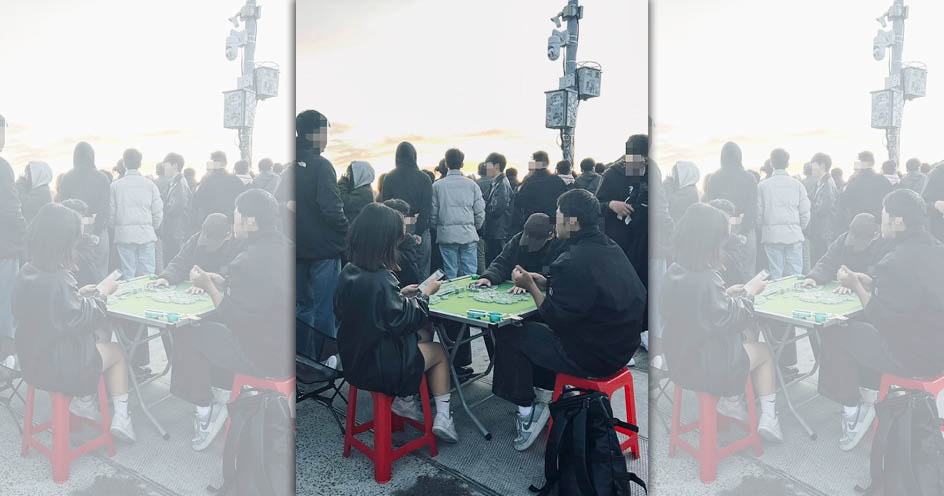 有民眾在合歡山武嶺打麻將。（翻攝自太管處臉書）