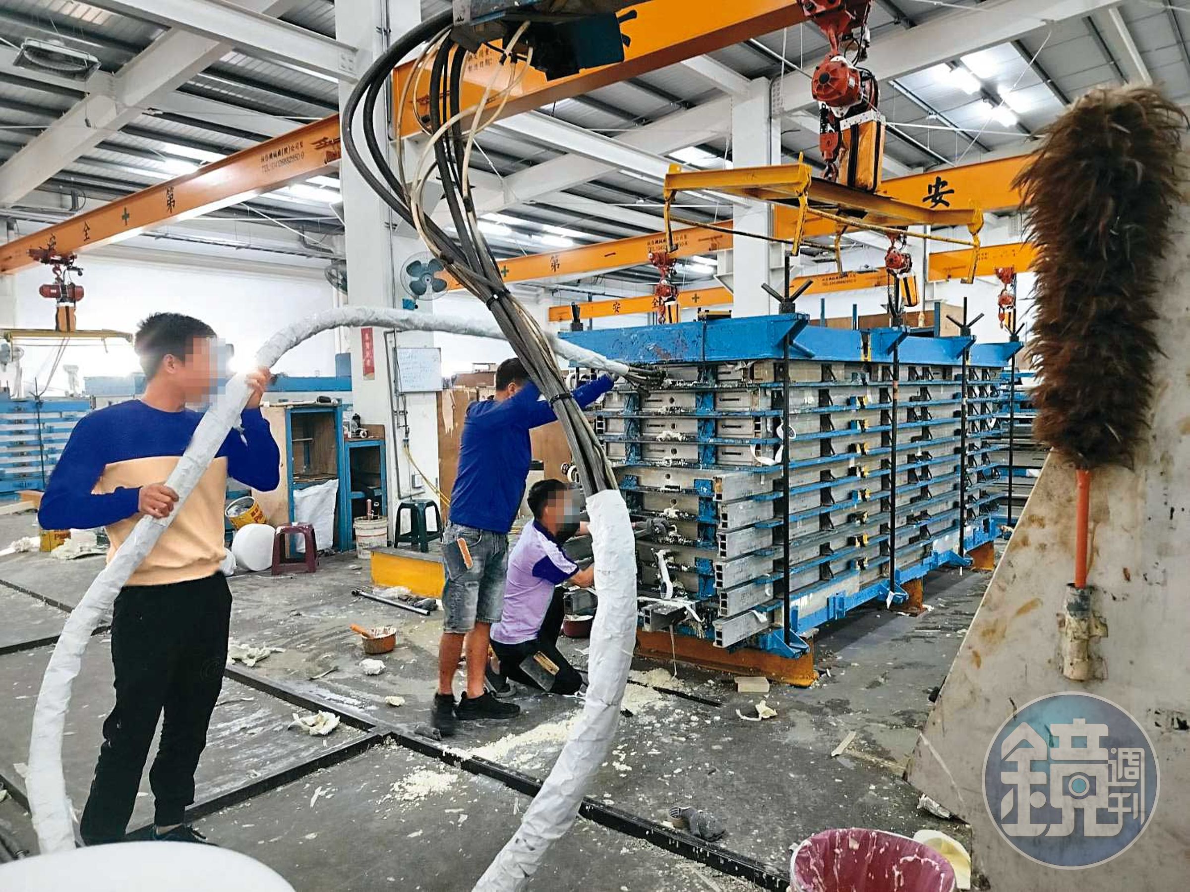 澆灌PU化學材質製造的庫板，絕大多數無法通過耐燃測試。（林慶祥攝）