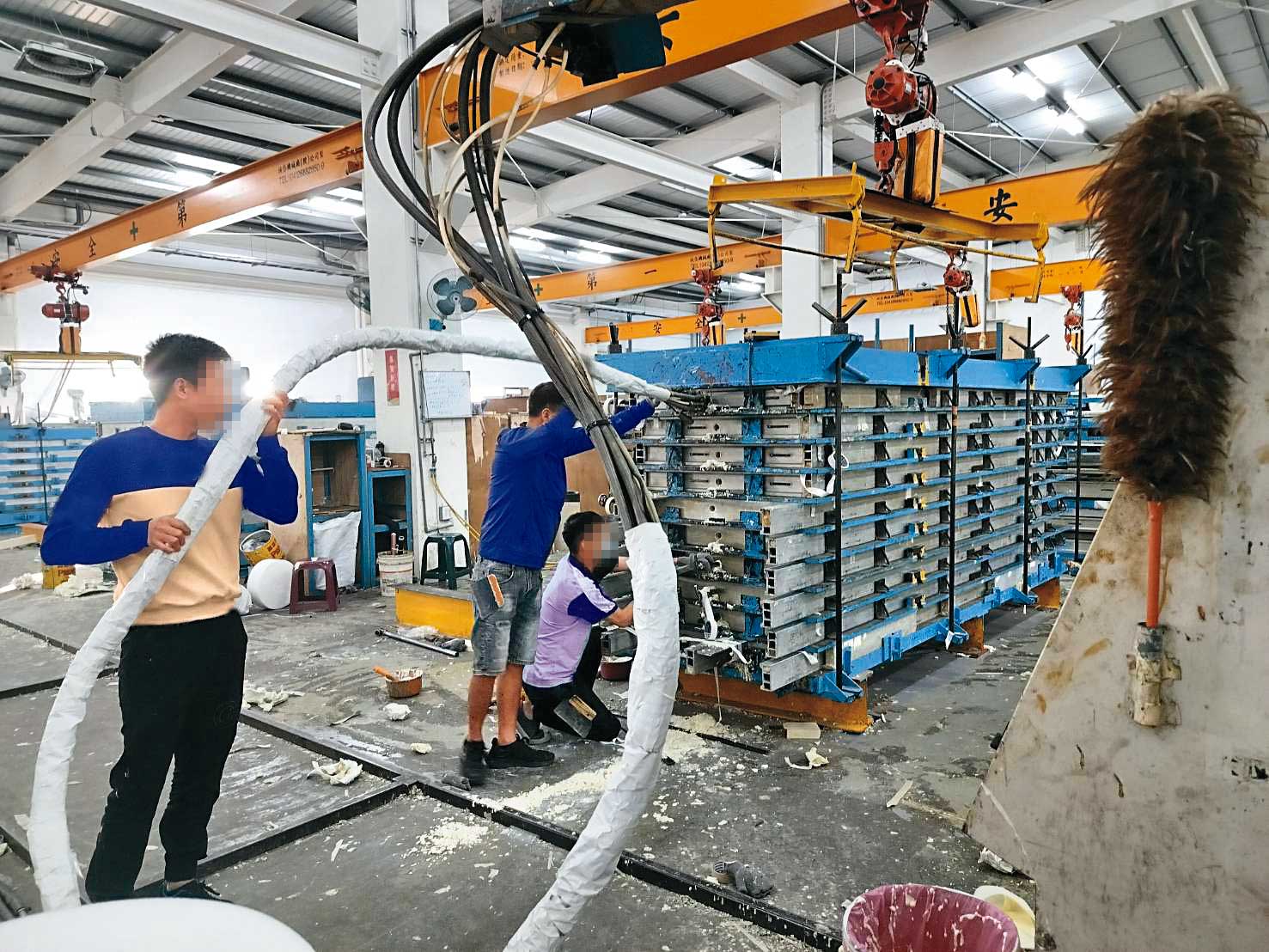 澆灌PU化學材質製造的庫板，絕大多數無法通過耐燃測試。（林慶祥攝）