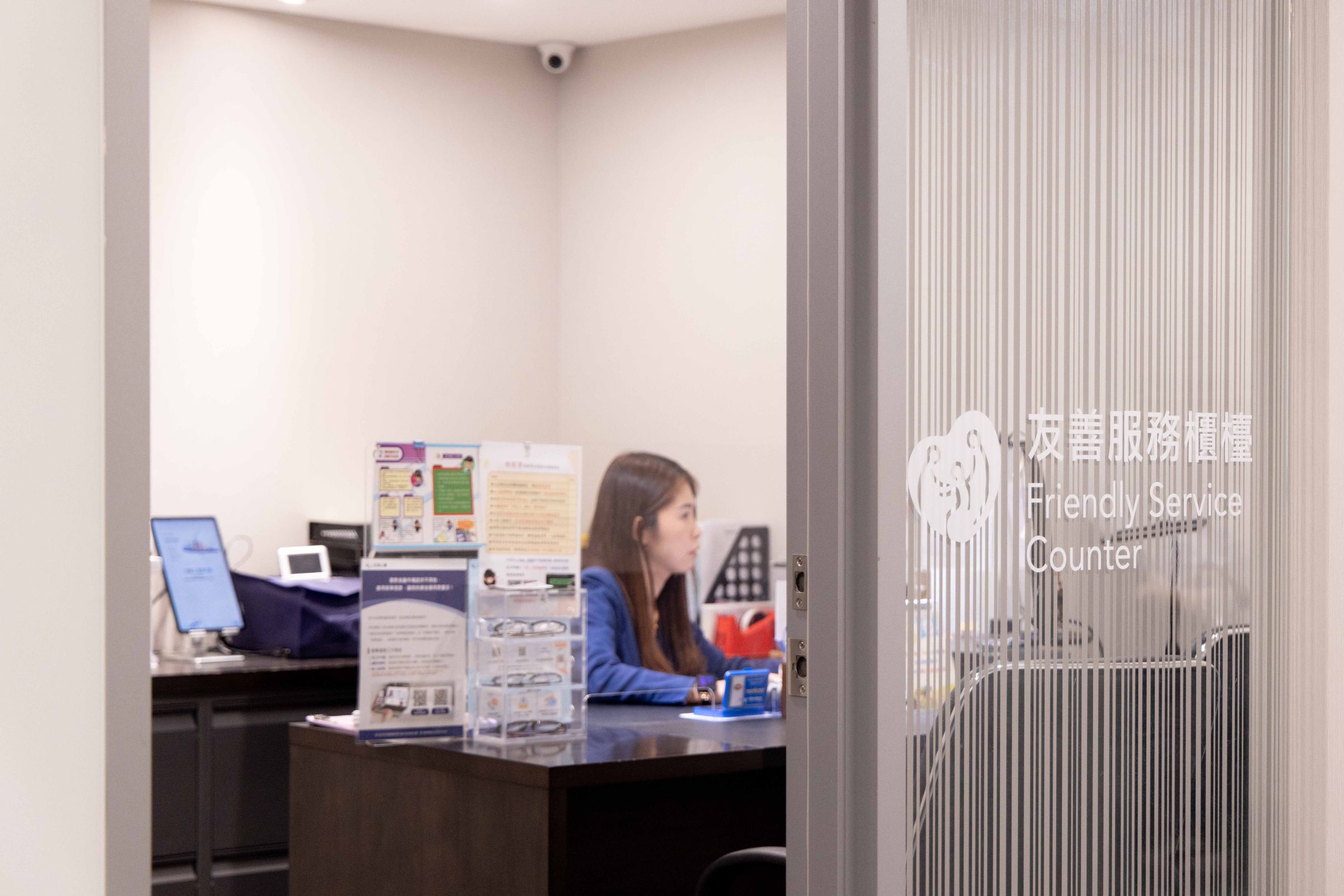 全球人壽各分公司皆設有友善服務專屬櫃檯及提供外語服務,協助任何有需要的客戶