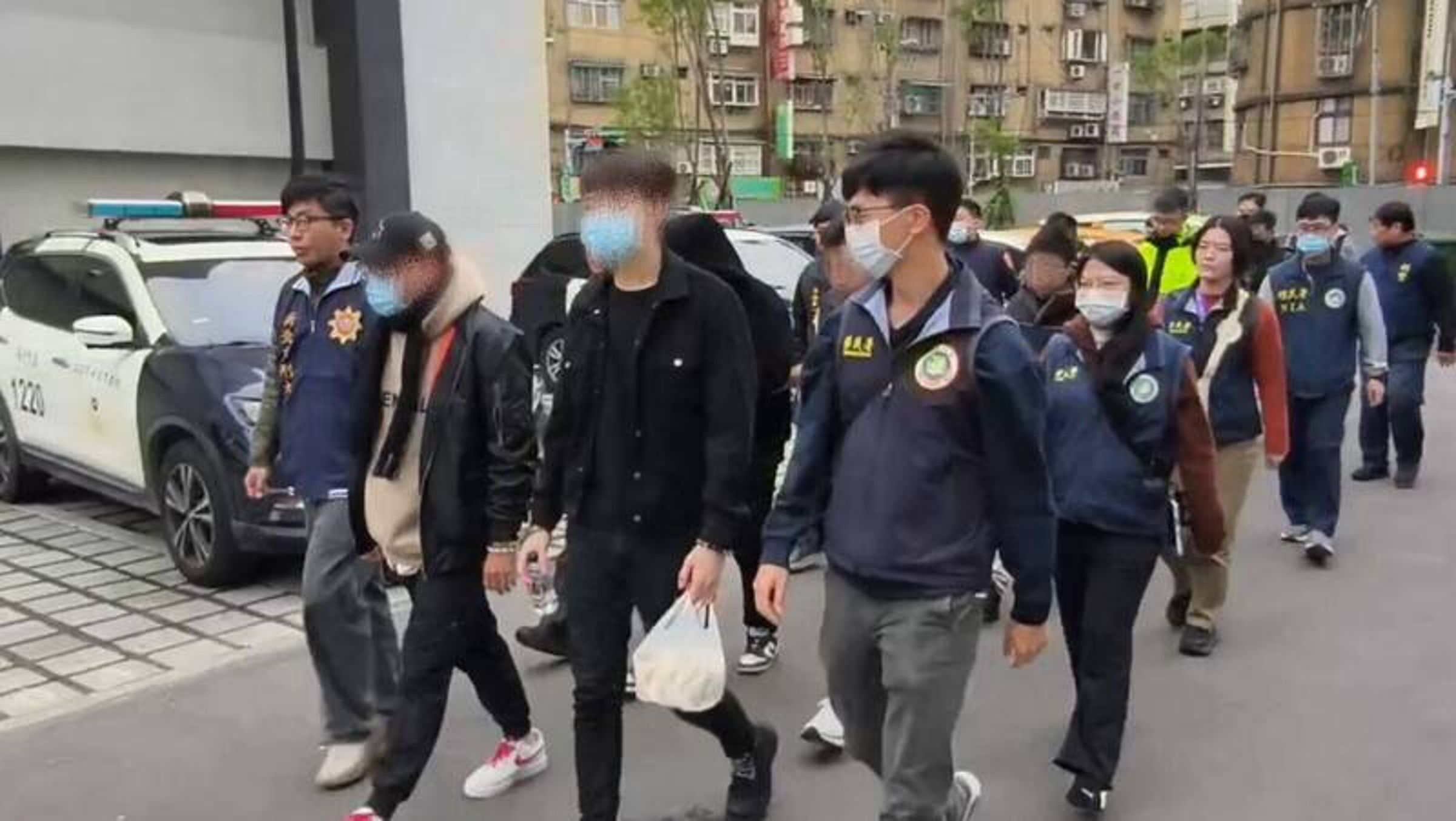 新北地檢署帶回人蛇集團嫌犯偵訊。（翻攝畫面）